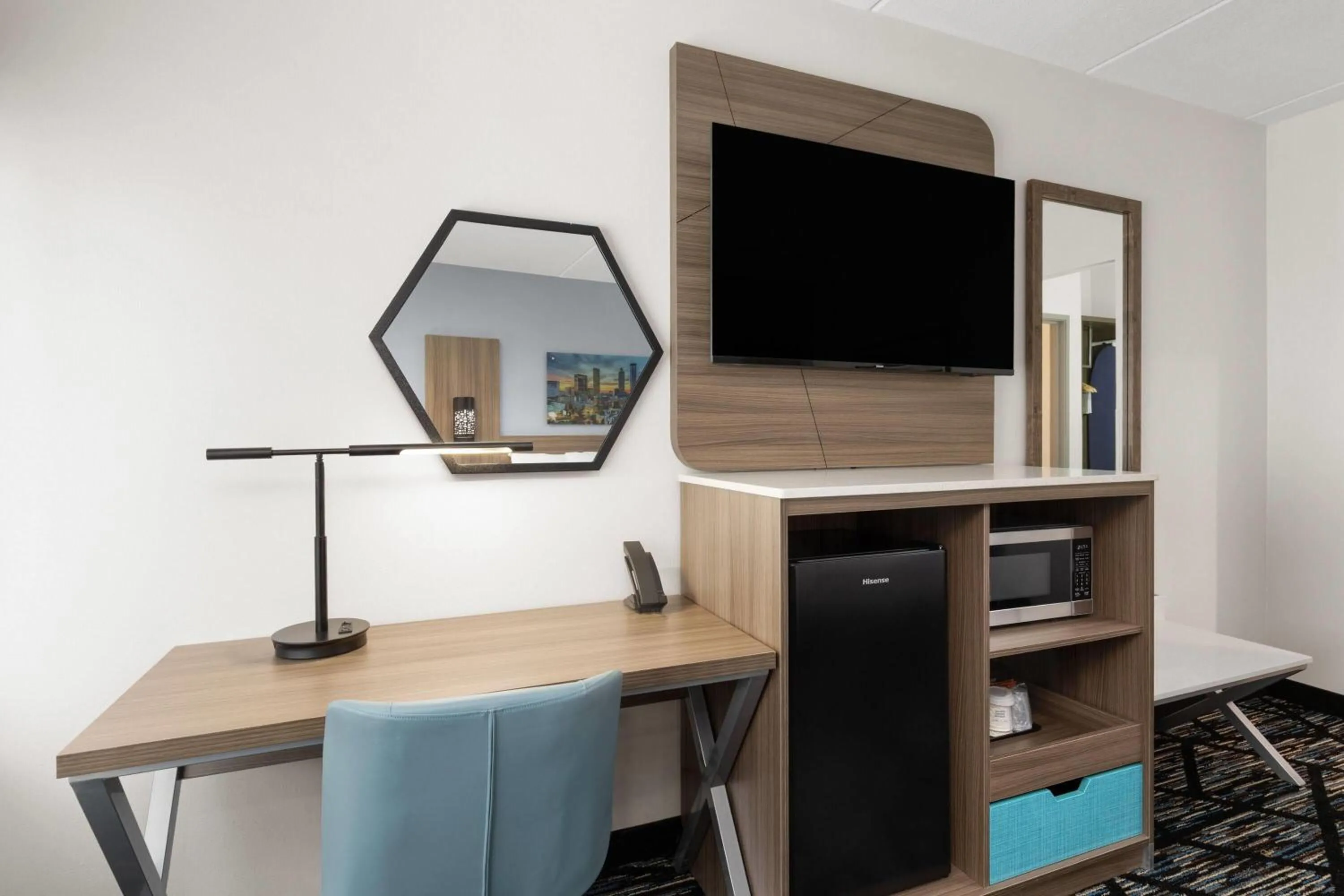 Photo of the whole room in La Quinta by Wyndham Atlanta Roswell