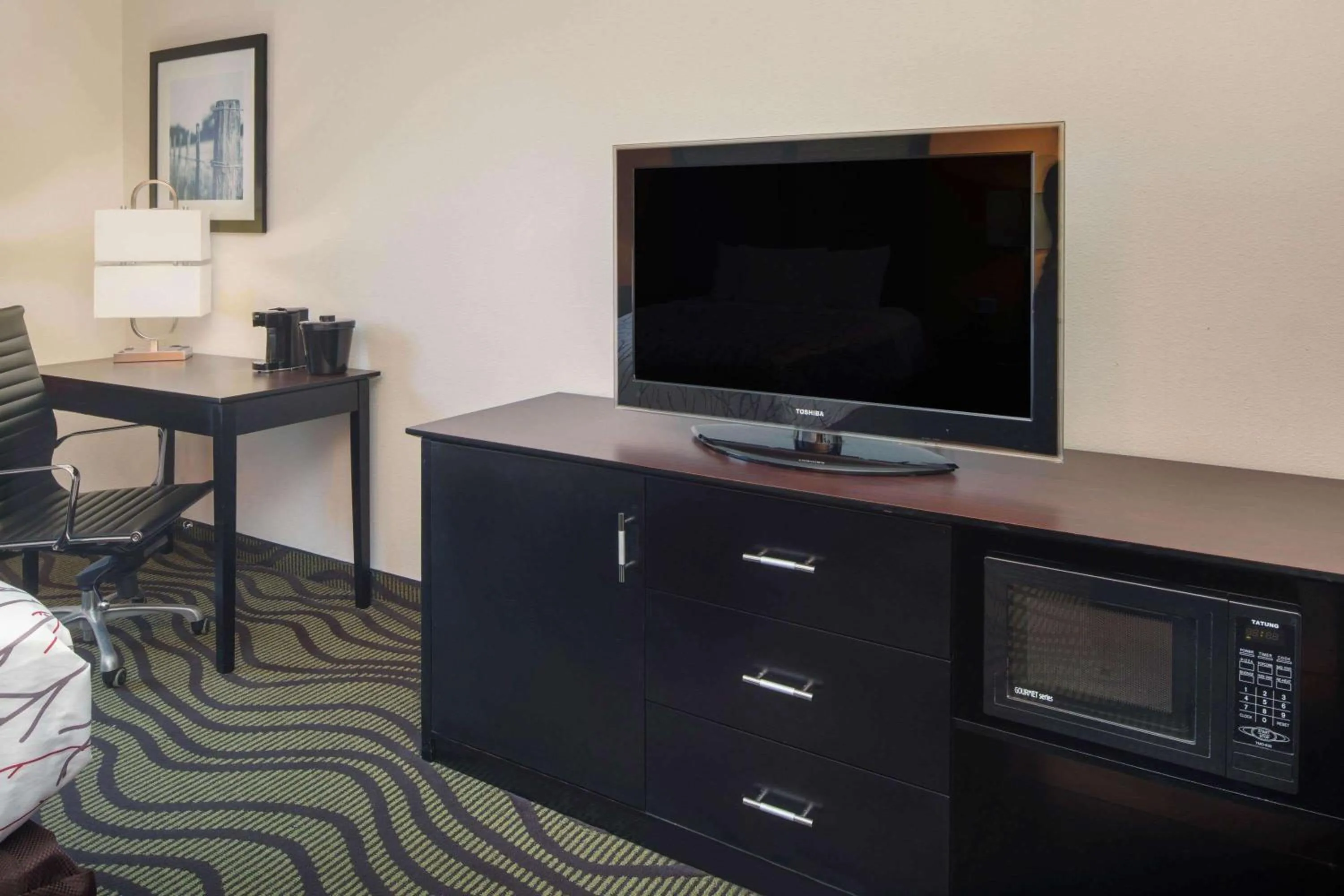 Photo of the whole room in La Quinta Inn by Wyndham Calhoun South I-75