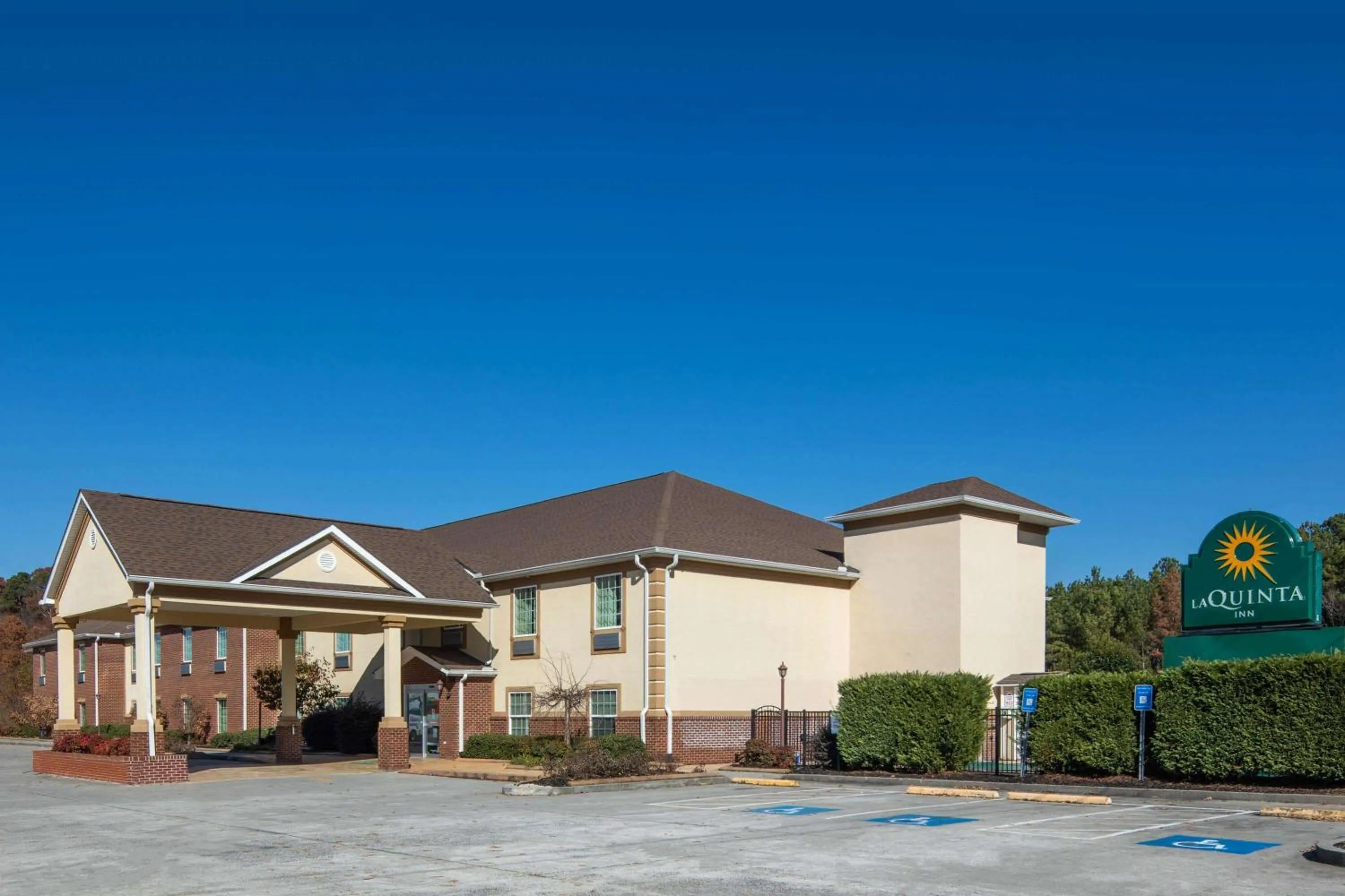 Property building in La Quinta Inn by Wyndham Calhoun South I-75