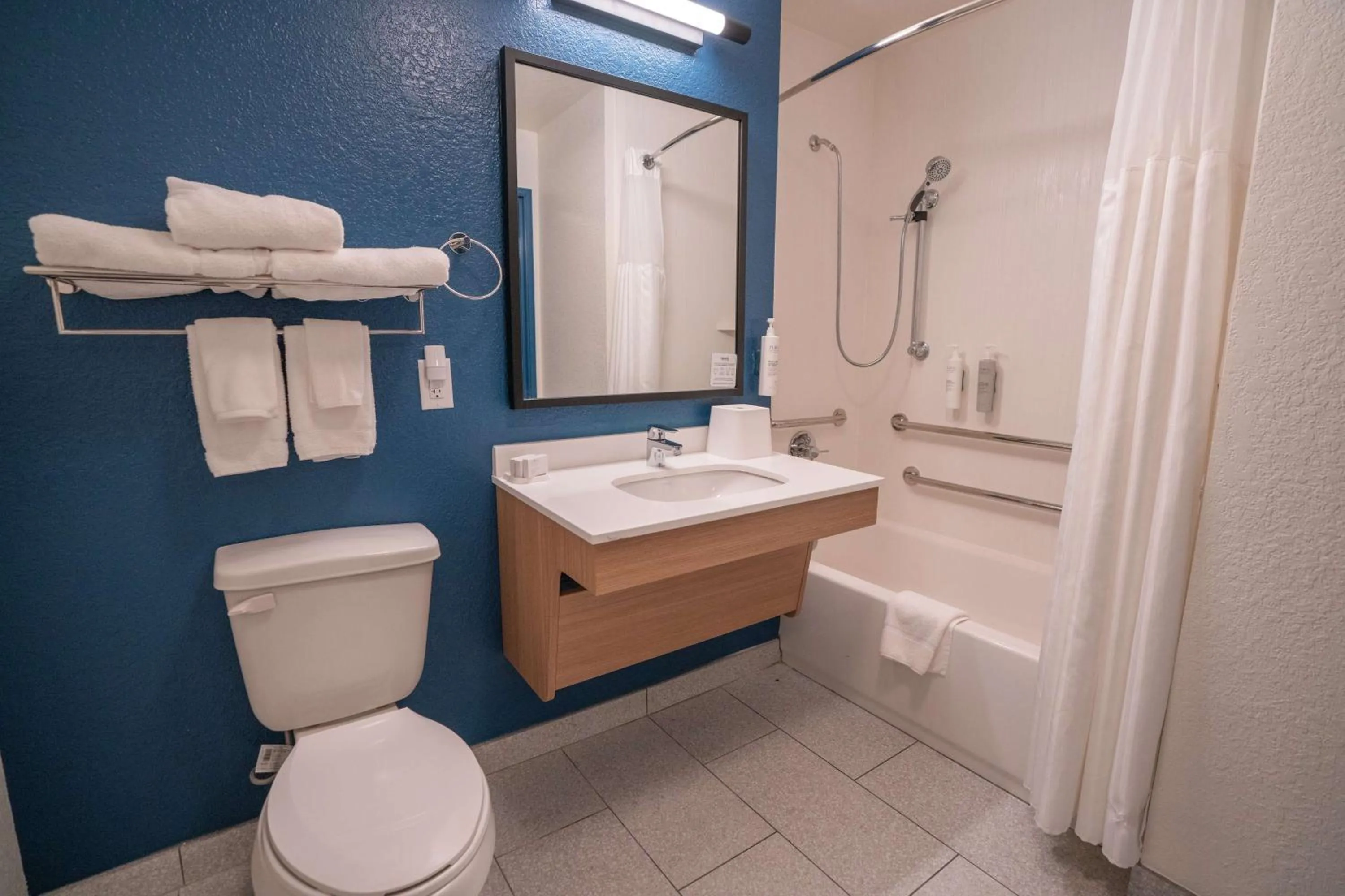 Bathroom in La Quinta by Wyndham Brandon Jackson Airport E