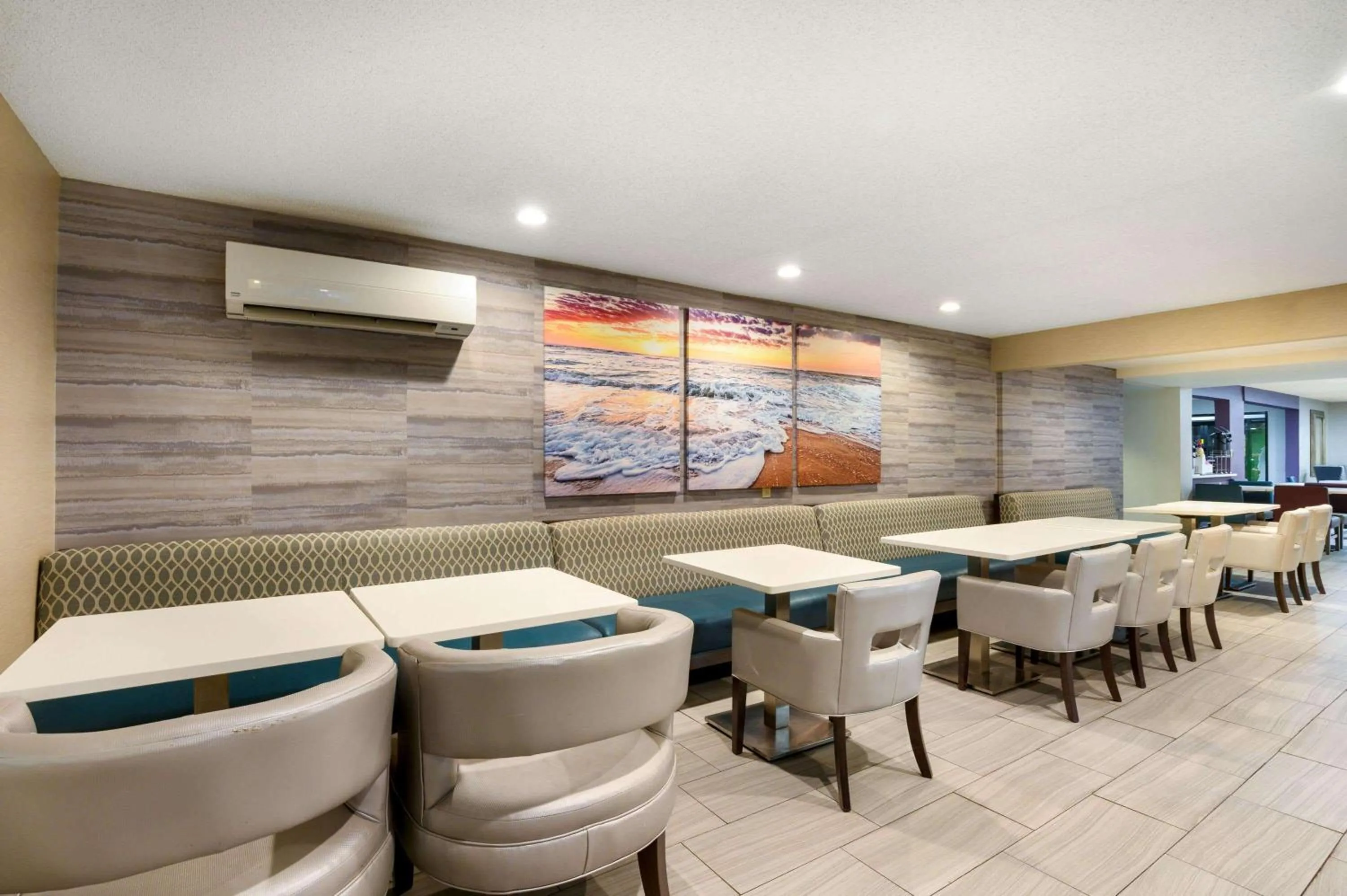 Restaurant/places to eat in La Quinta Inn by Wyndham North Myrtle Beach