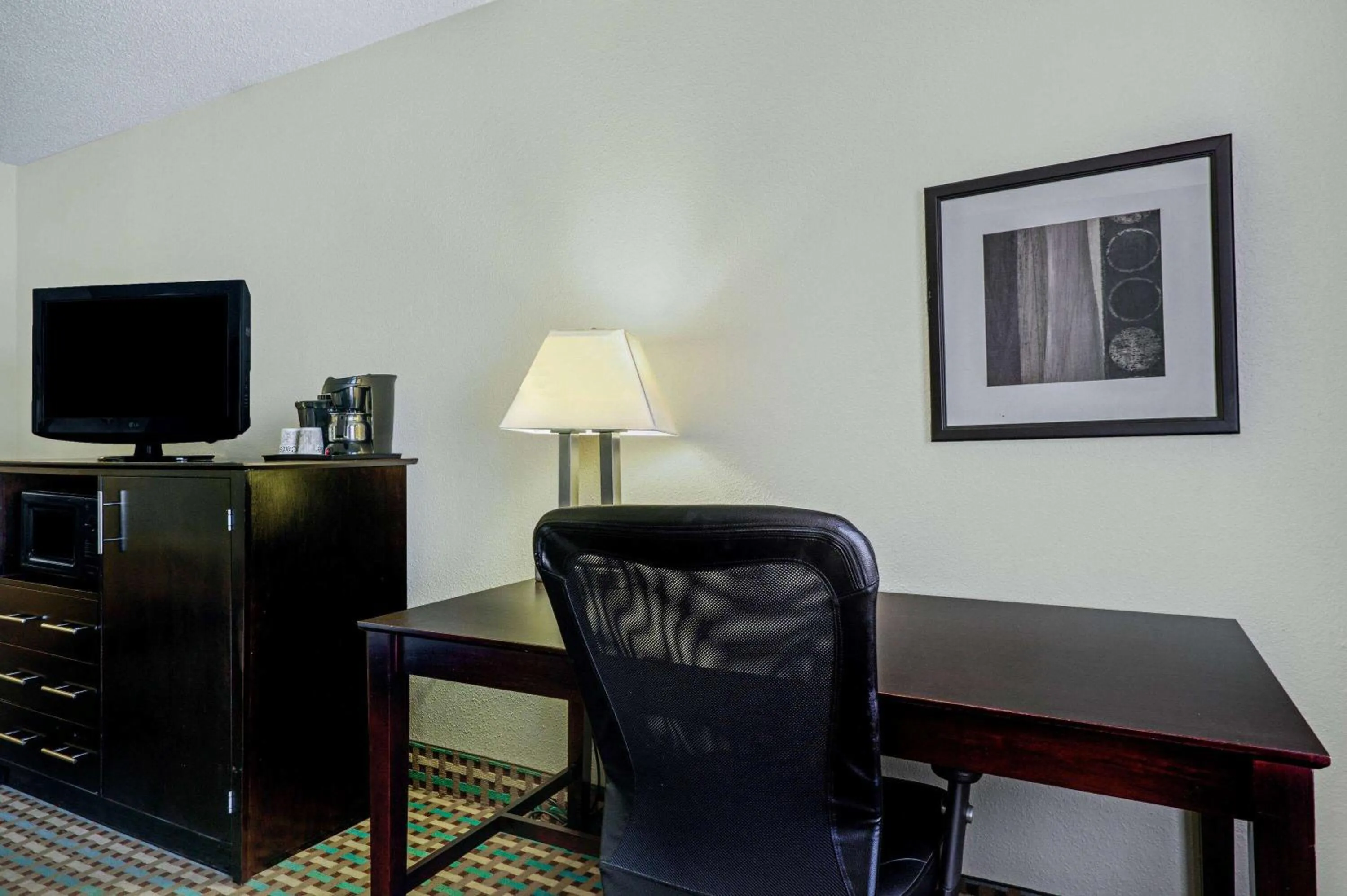 Photo of the whole room in La Quinta Inn by Wyndham Columbia SE Fort Jackson