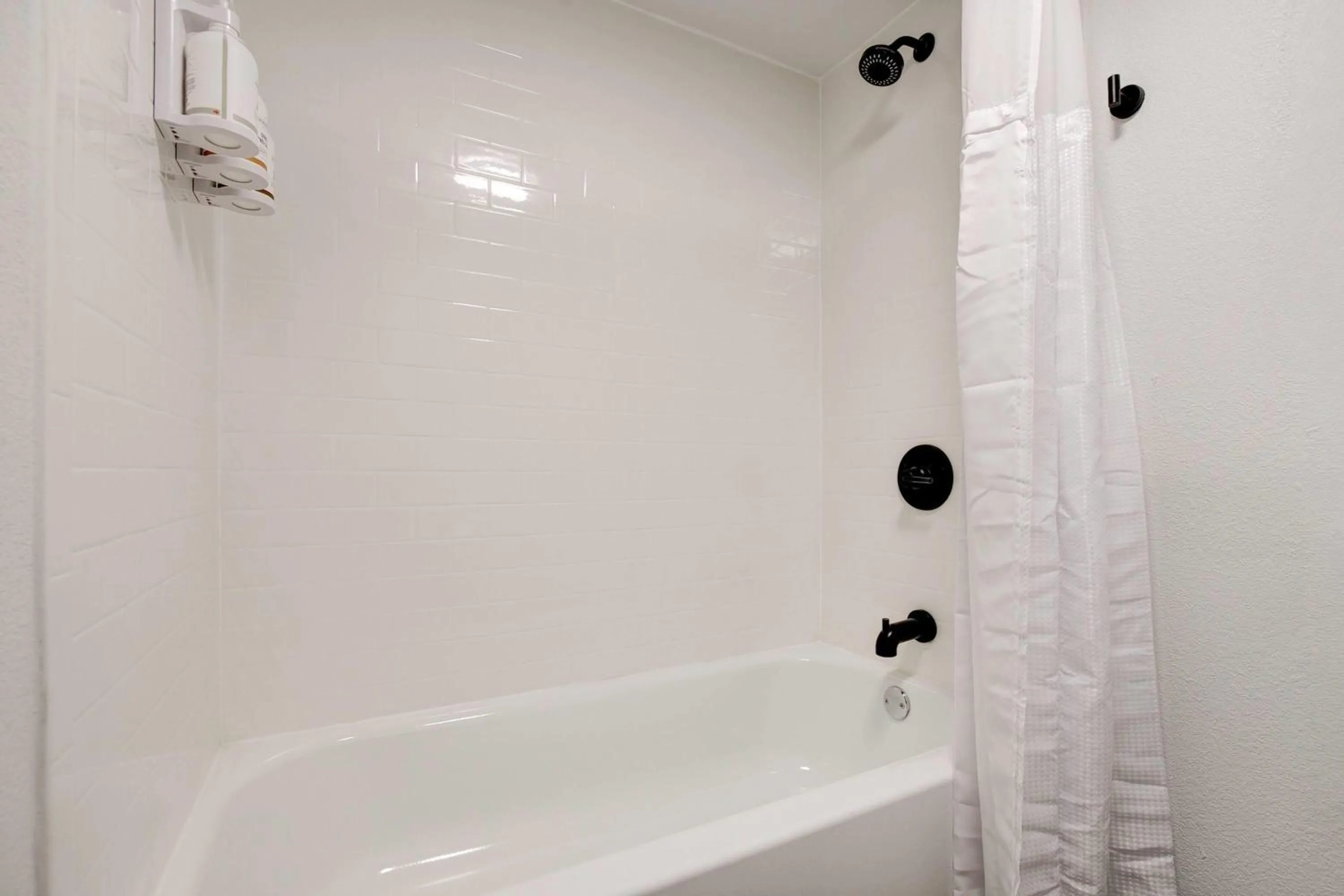 Bathroom in La Quinta Inn by Wyndham Columbia SE Fort Jackson