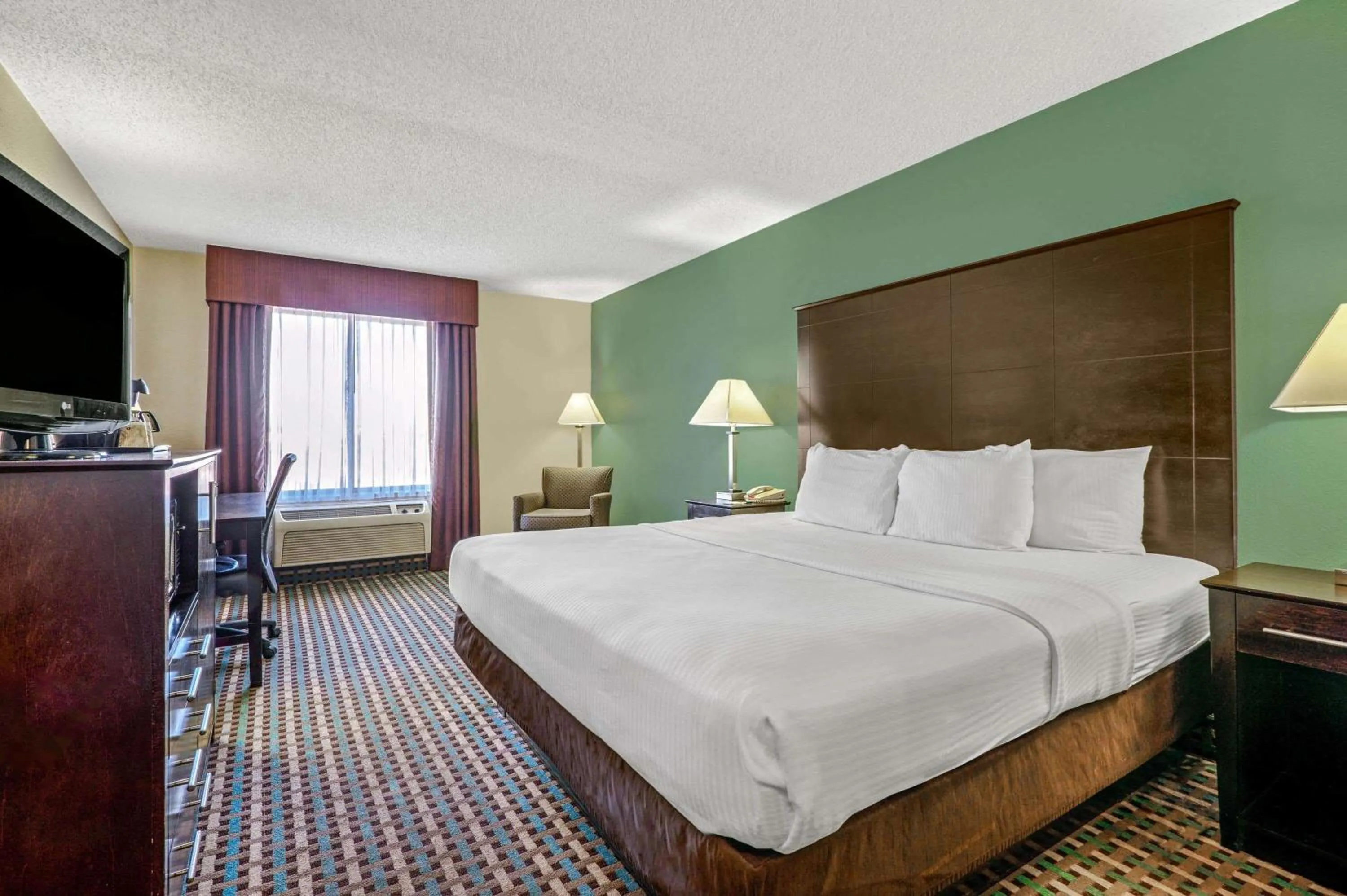 Photo of the whole room, Bed in La Quinta Inn by Wyndham Columbia SE Fort Jackson