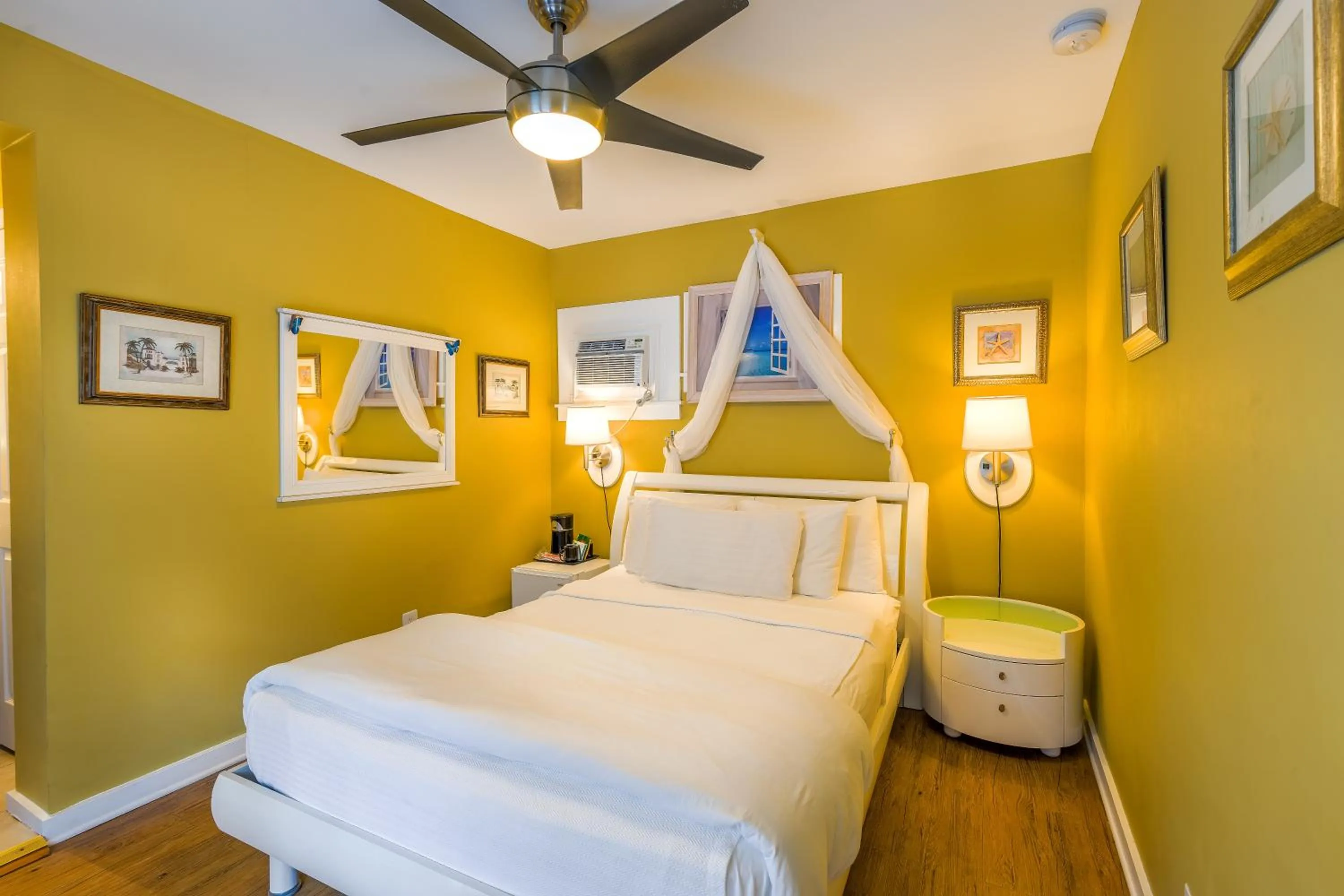 Photo of the whole room, Bed in Seascape Tropical Inn