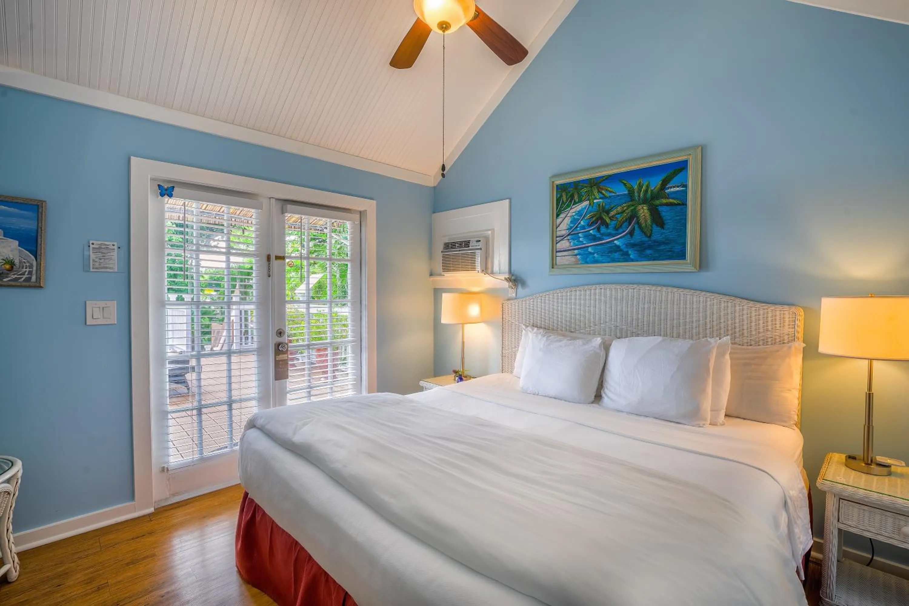 Photo of the whole room, Bed in Seascape Tropical Inn