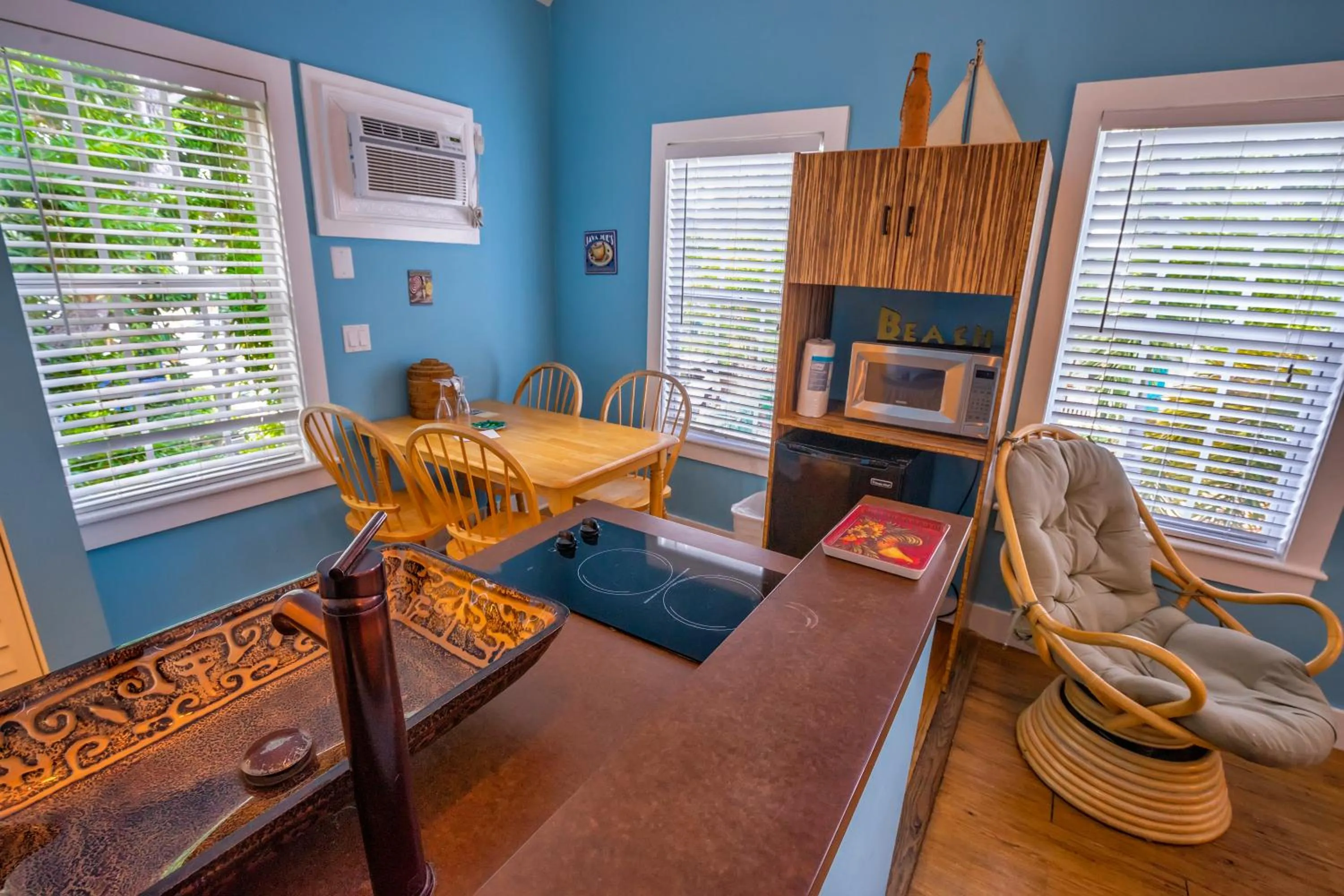 Kitchen or kitchenette in Seascape Tropical Inn