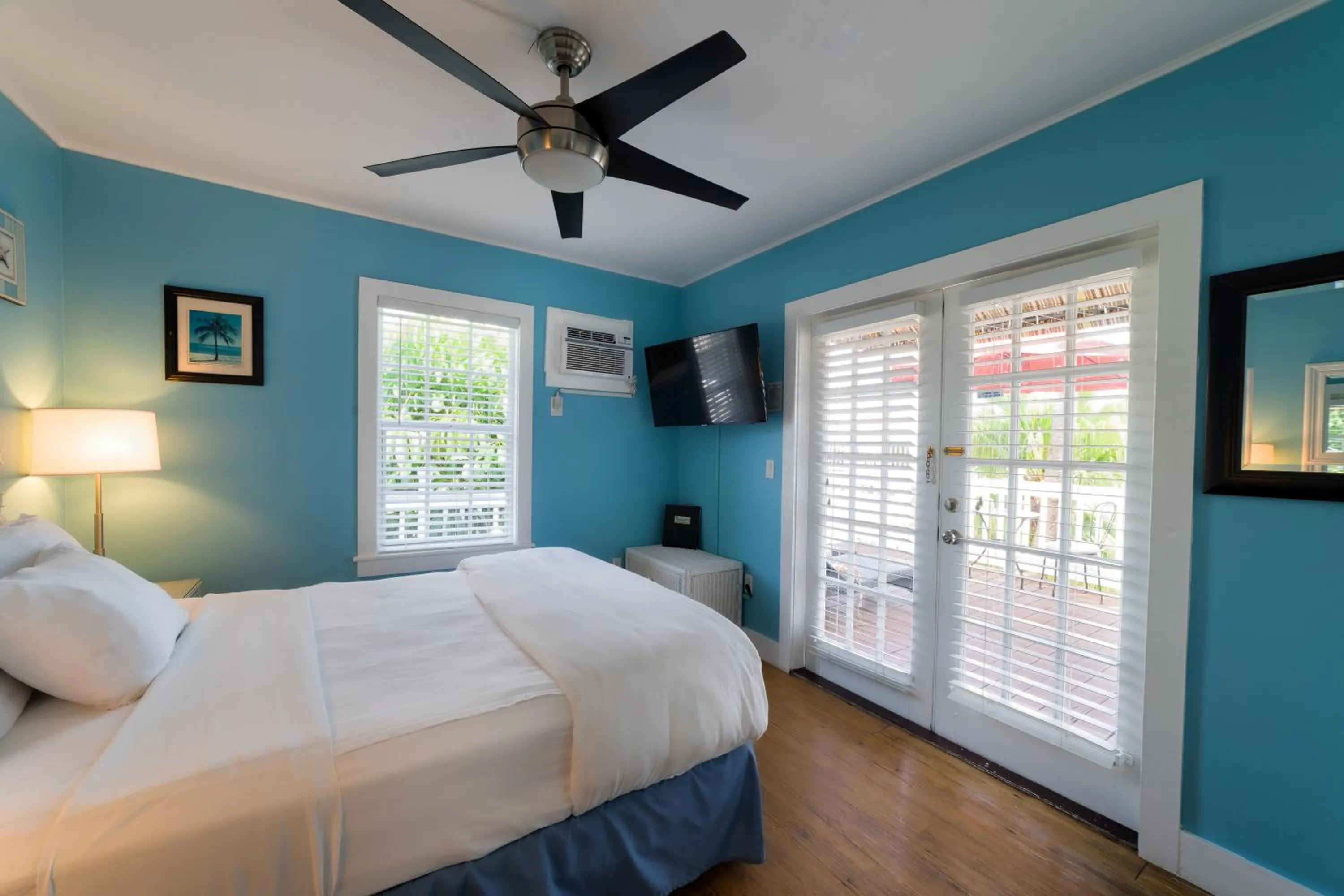 Photo of the whole room, Bed in Seascape Tropical Inn