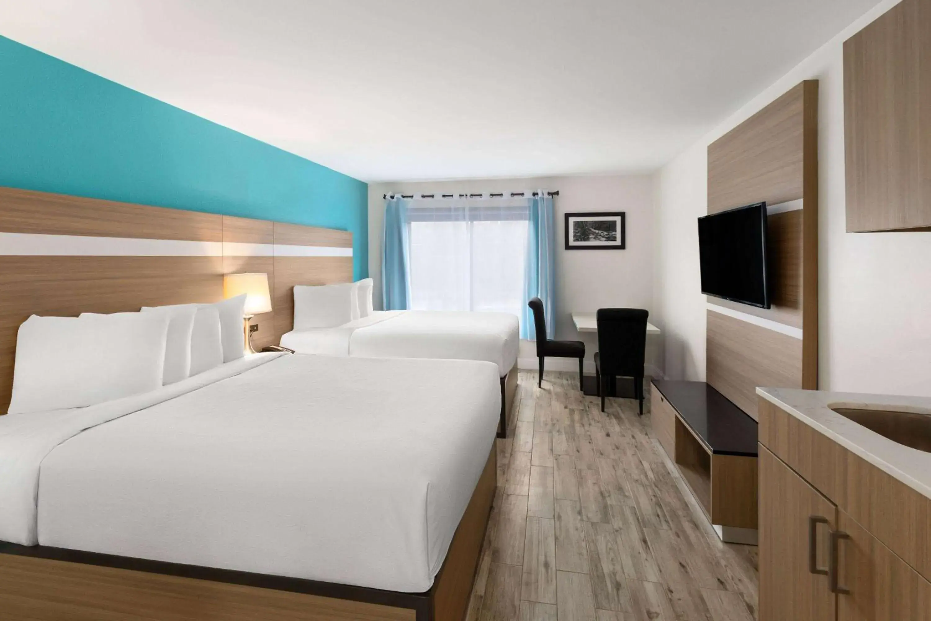 Photo of the whole room, Bed in La Quinta by Wyndham Sevierville / Kodak Photo of the whole room, Bed in La Quinta by Wyndham Sevierville / Kodak