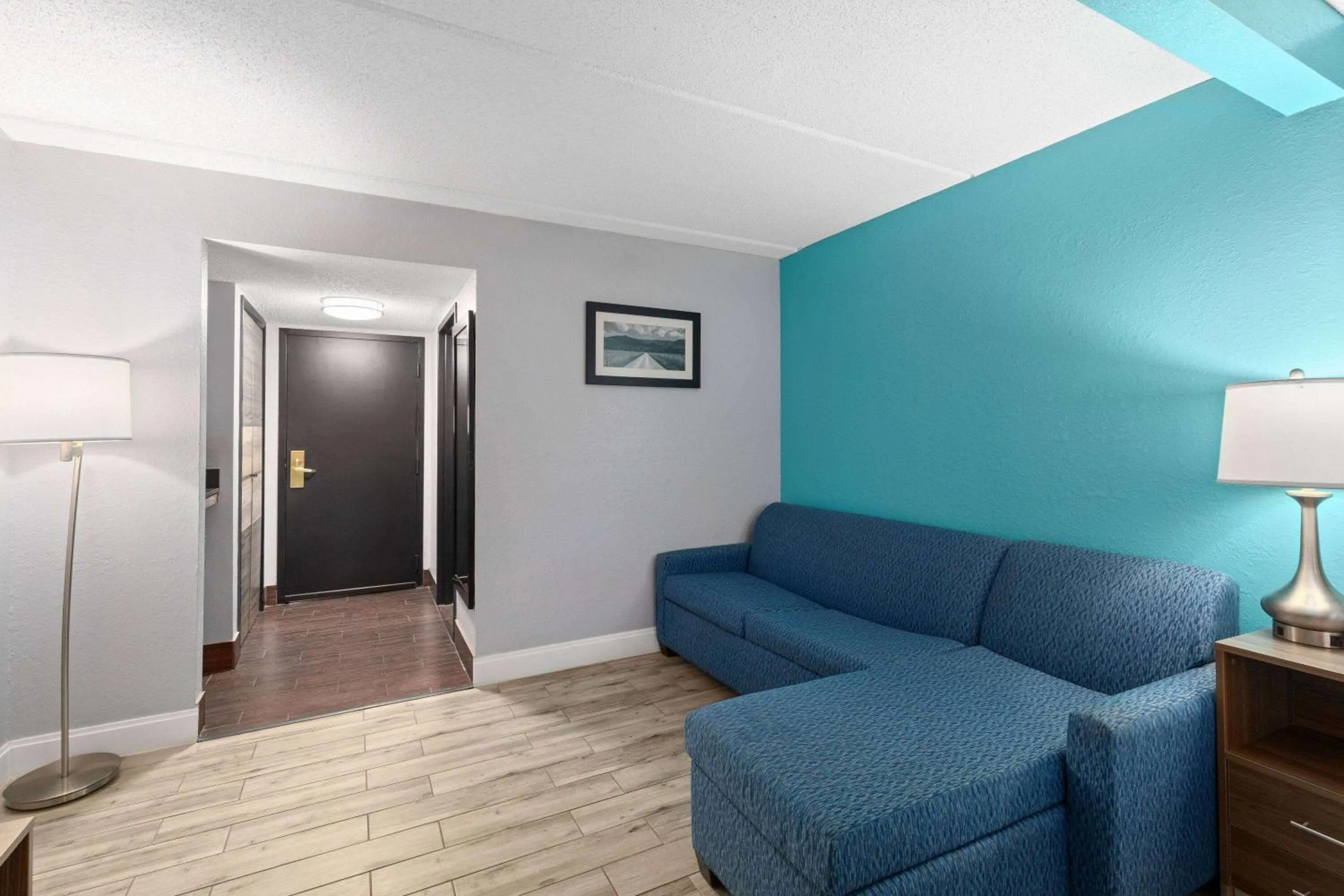 Photo of the whole room in La Quinta by Wyndham Sevierville / Kodak