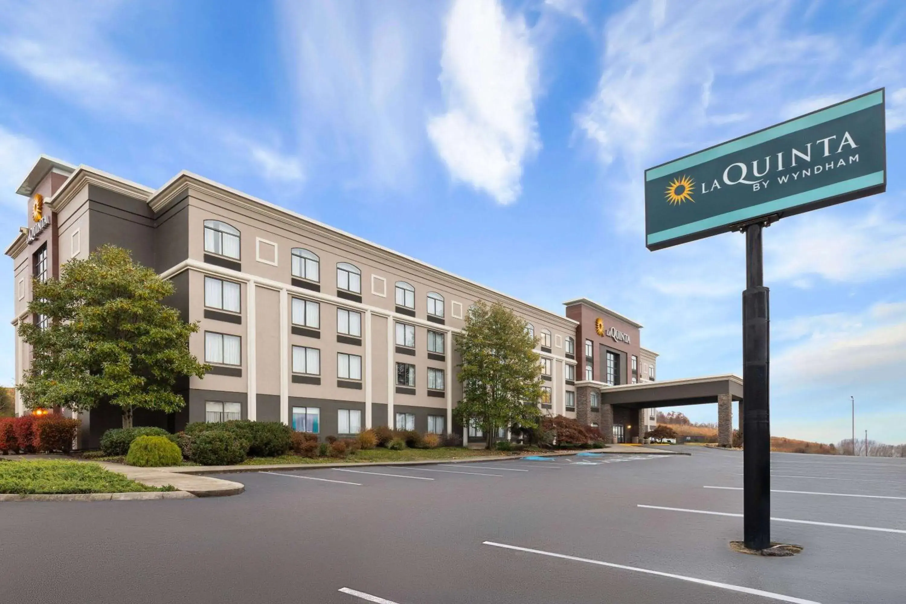 Property building in La Quinta by Wyndham Sevierville / Kodak Property building in La Quinta by Wyndham Sevierville / Kodak