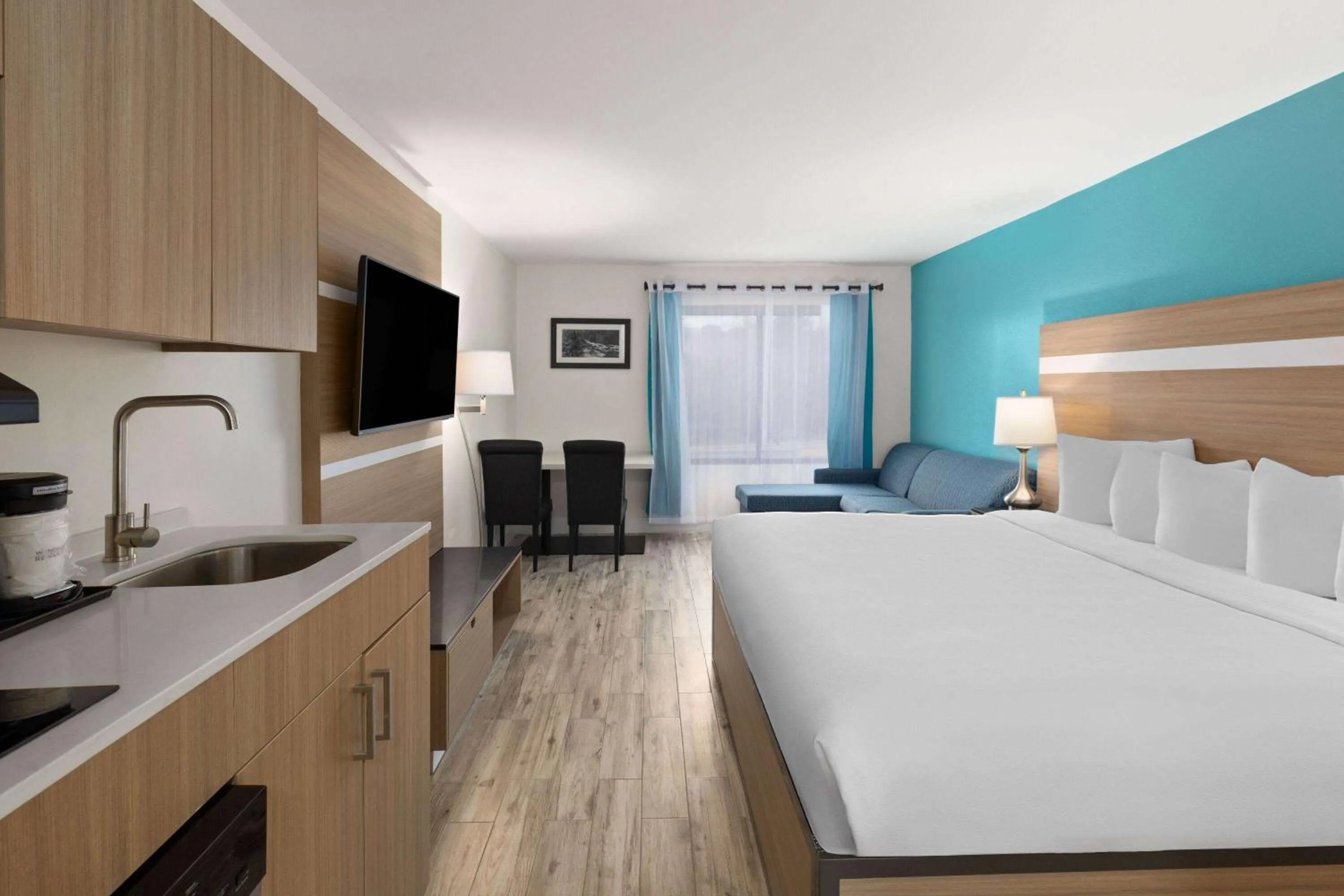 Photo of the whole room, Bed in La Quinta by Wyndham Sevierville / Kodak