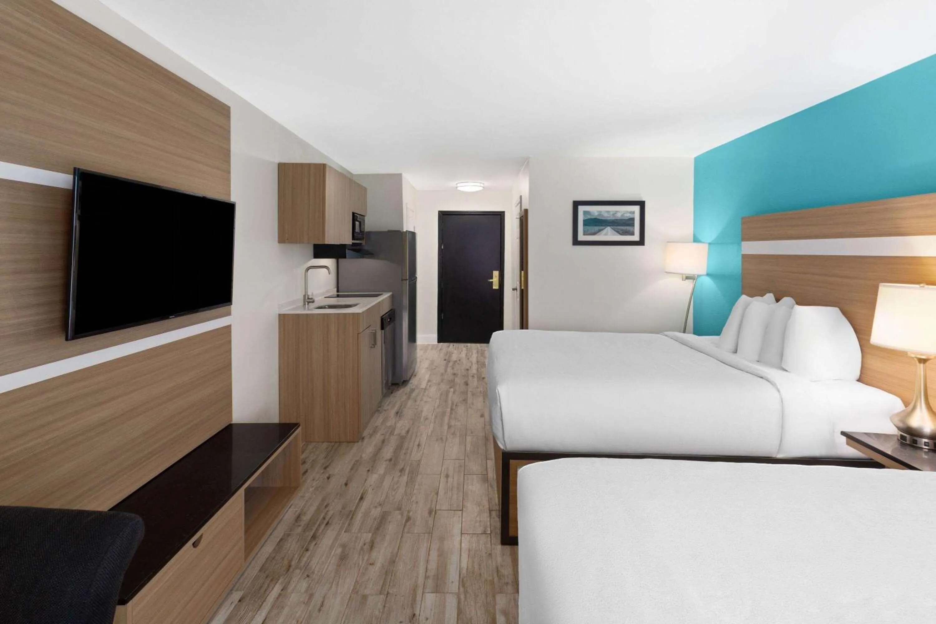 Photo of the whole room, Bed in La Quinta by Wyndham Sevierville / Kodak