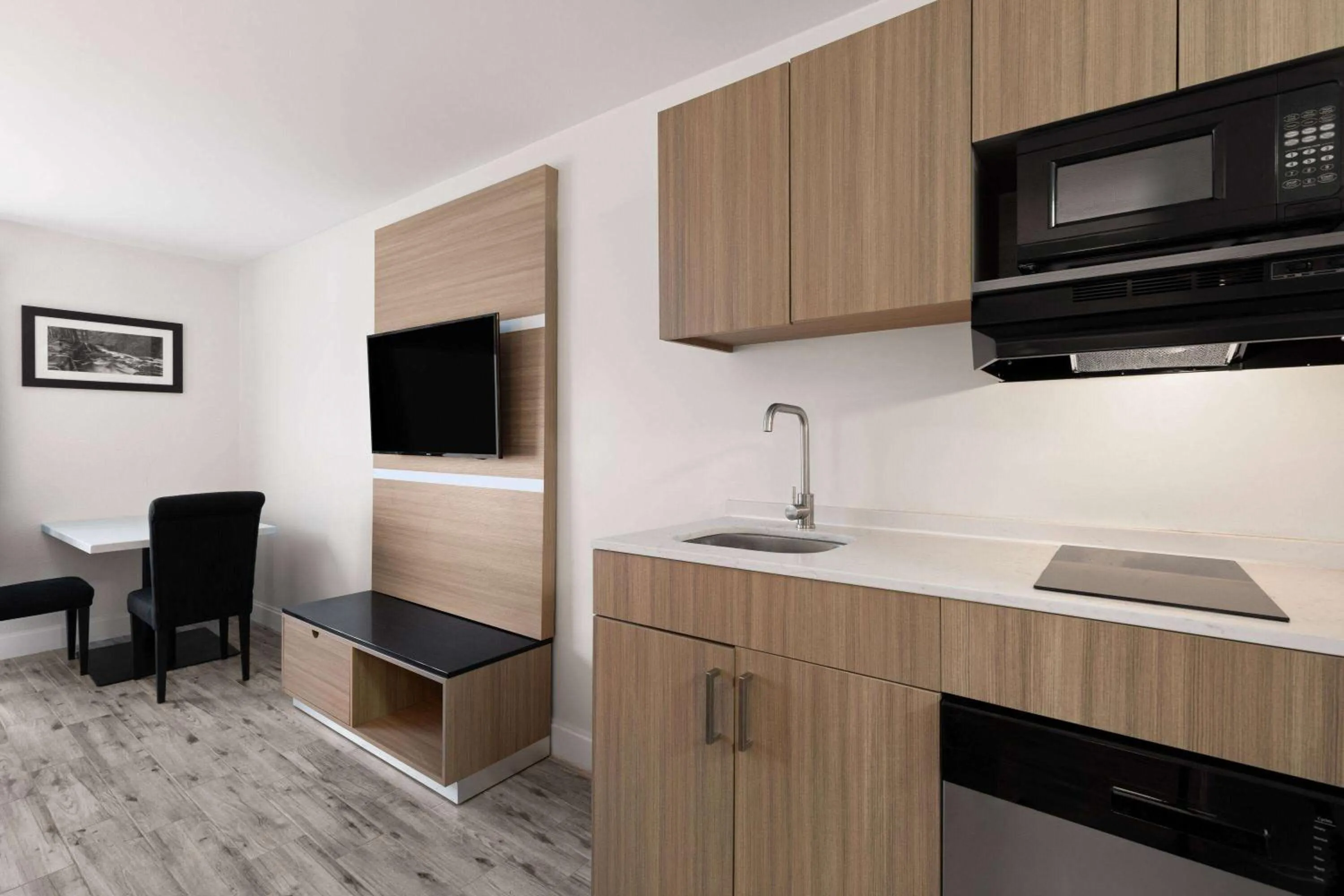 Photo of the whole room in La Quinta by Wyndham Sevierville / Kodak