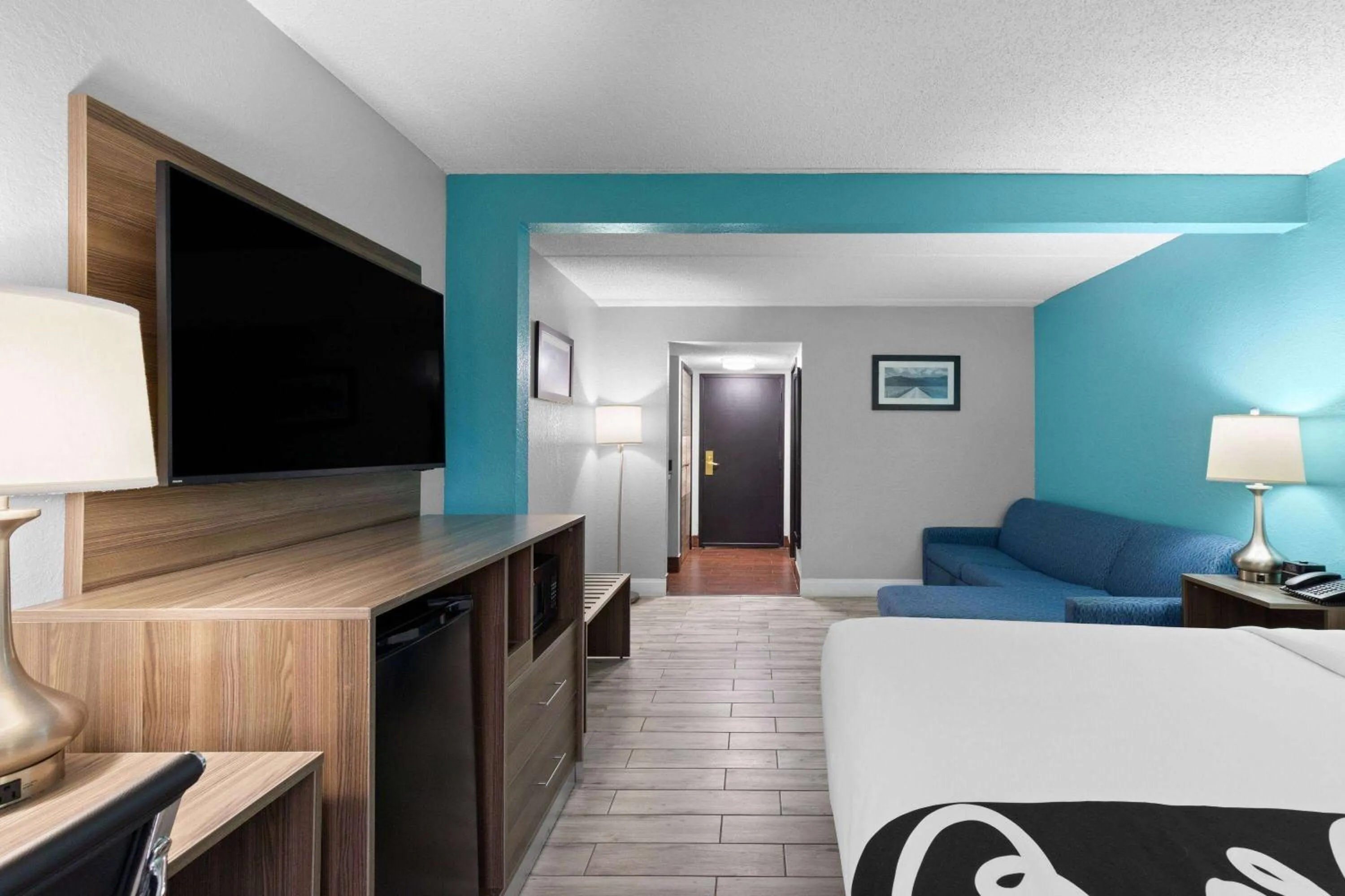 Photo of the whole room, Bed in La Quinta by Wyndham Sevierville / Kodak