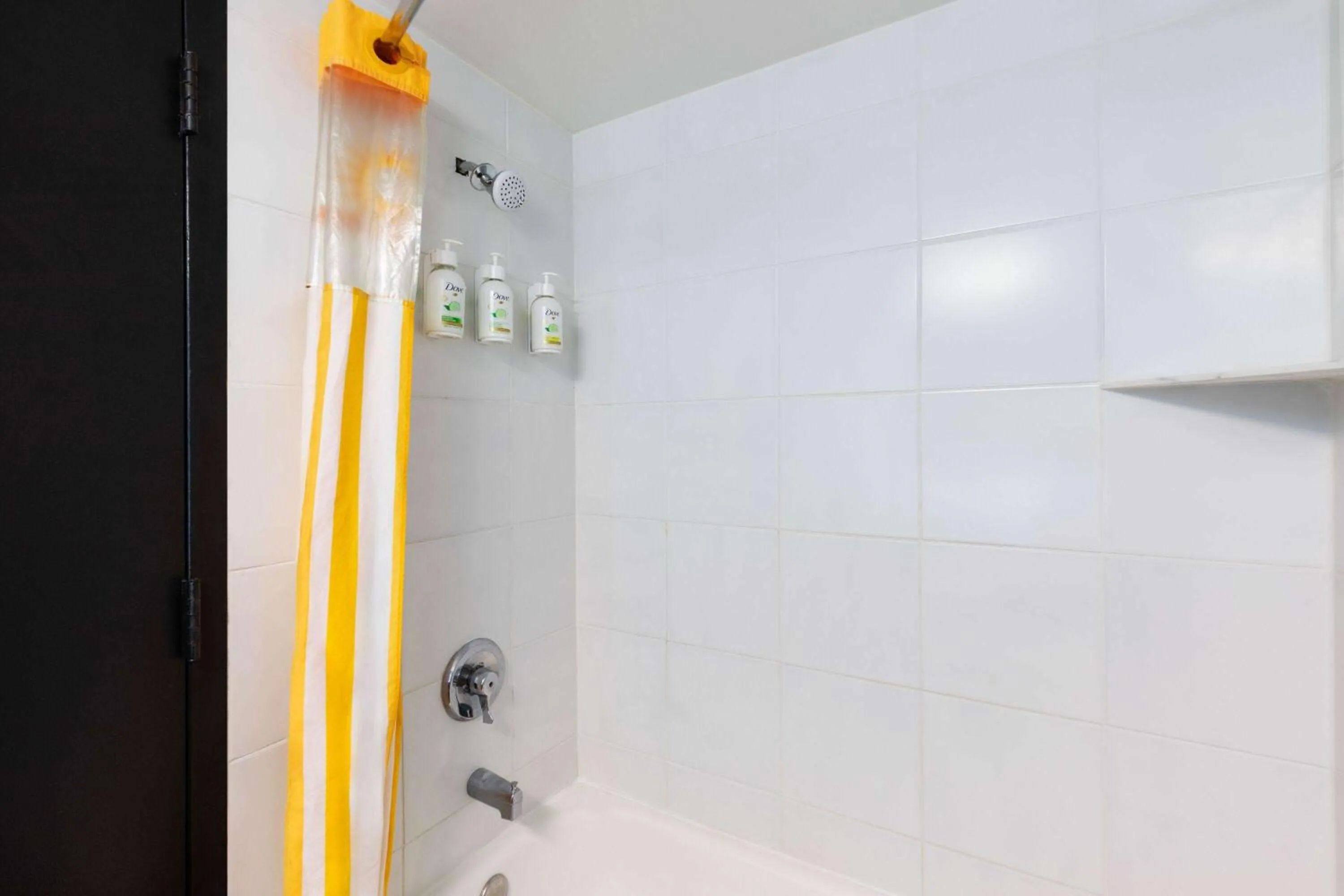 Bathroom in La Quinta by Wyndham Sevierville / Kodak