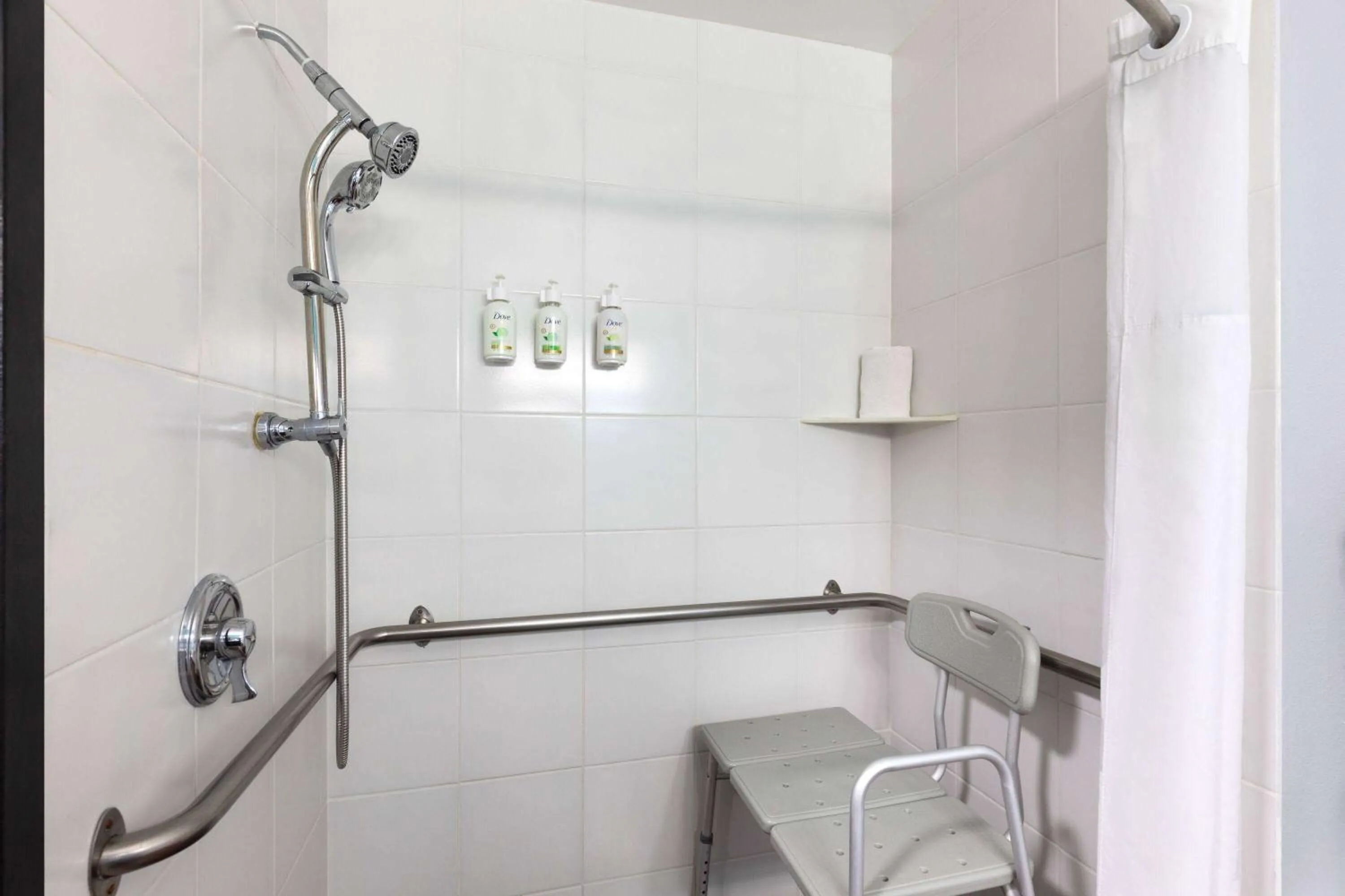 Shower in La Quinta by Wyndham Sevierville / Kodak