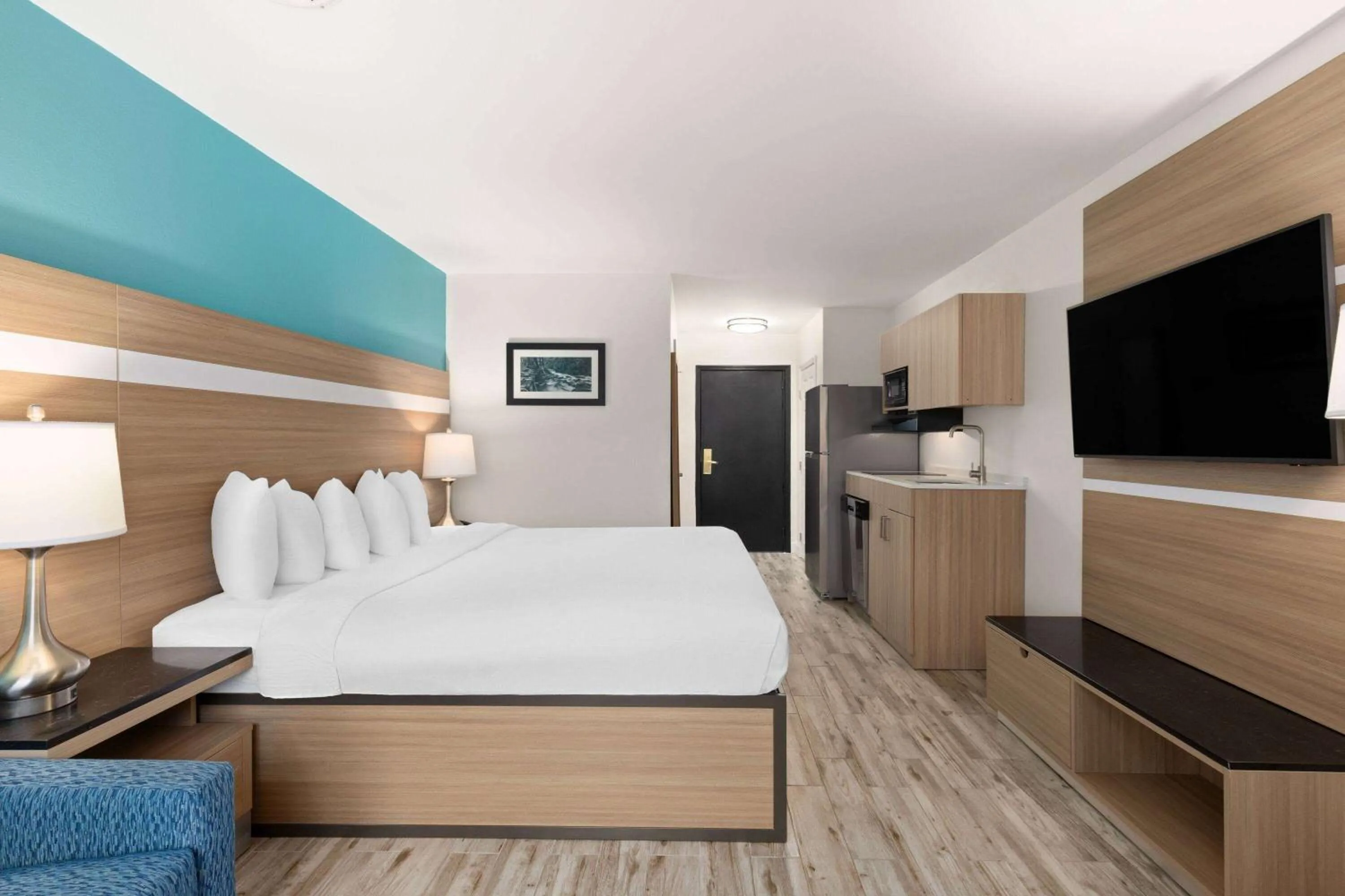 Photo of the whole room, Bed in La Quinta by Wyndham Sevierville / Kodak