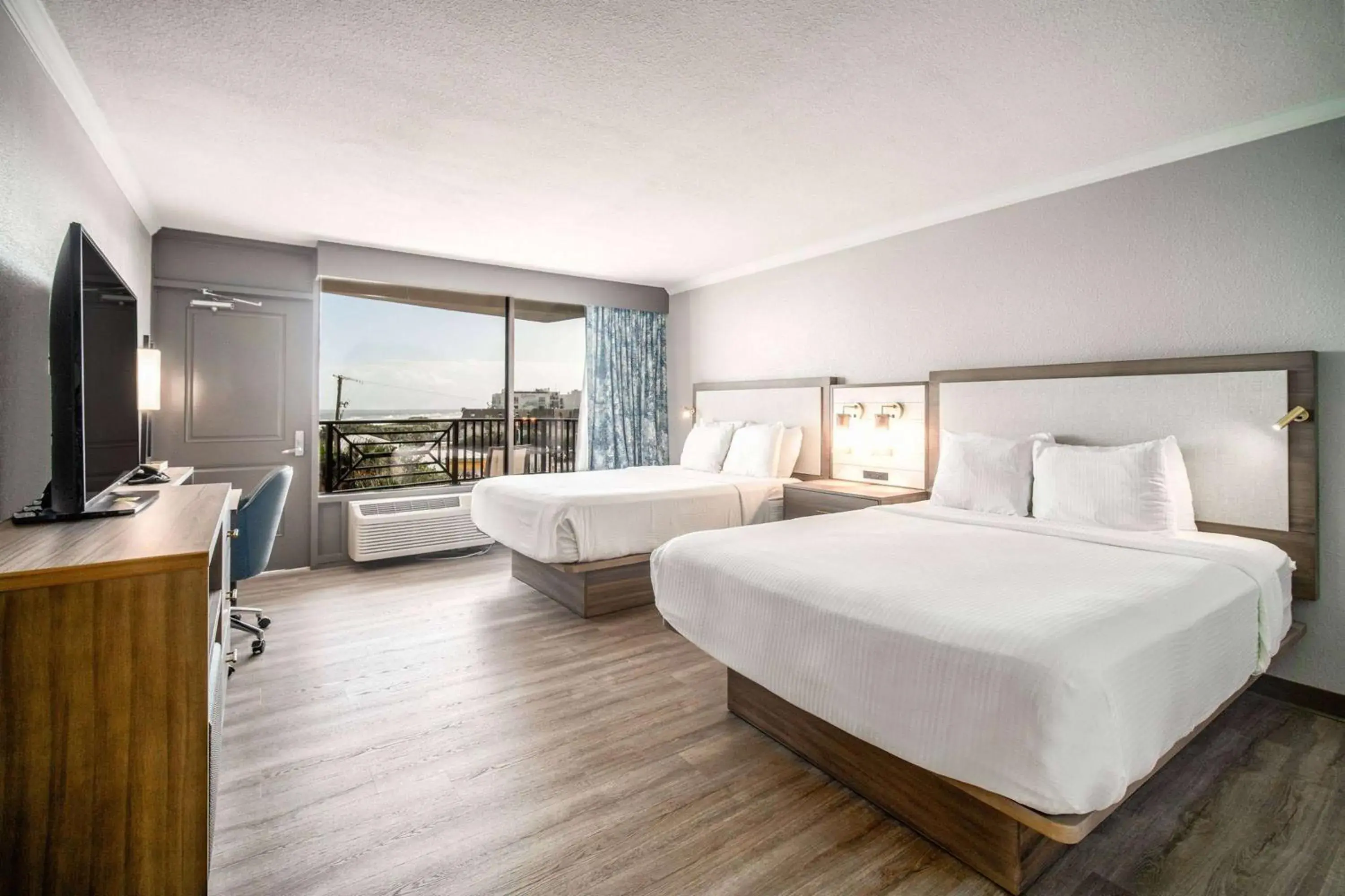 Photo of the whole room, Bed in La Quinta by Wyndham Cocoa Beach Oceanfront Photo of the whole room, Bed in La Quinta by Wyndham Cocoa Beach Oceanfront