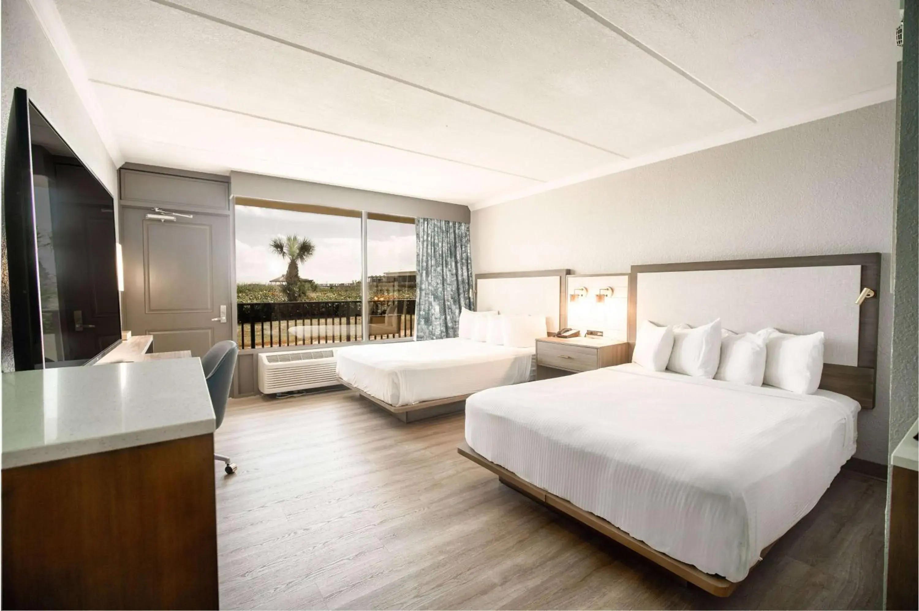 Photo of the whole room, Bed in La Quinta by Wyndham Cocoa Beach Oceanfront Photo of the whole room, Bed in La Quinta by Wyndham Cocoa Beach Oceanfront