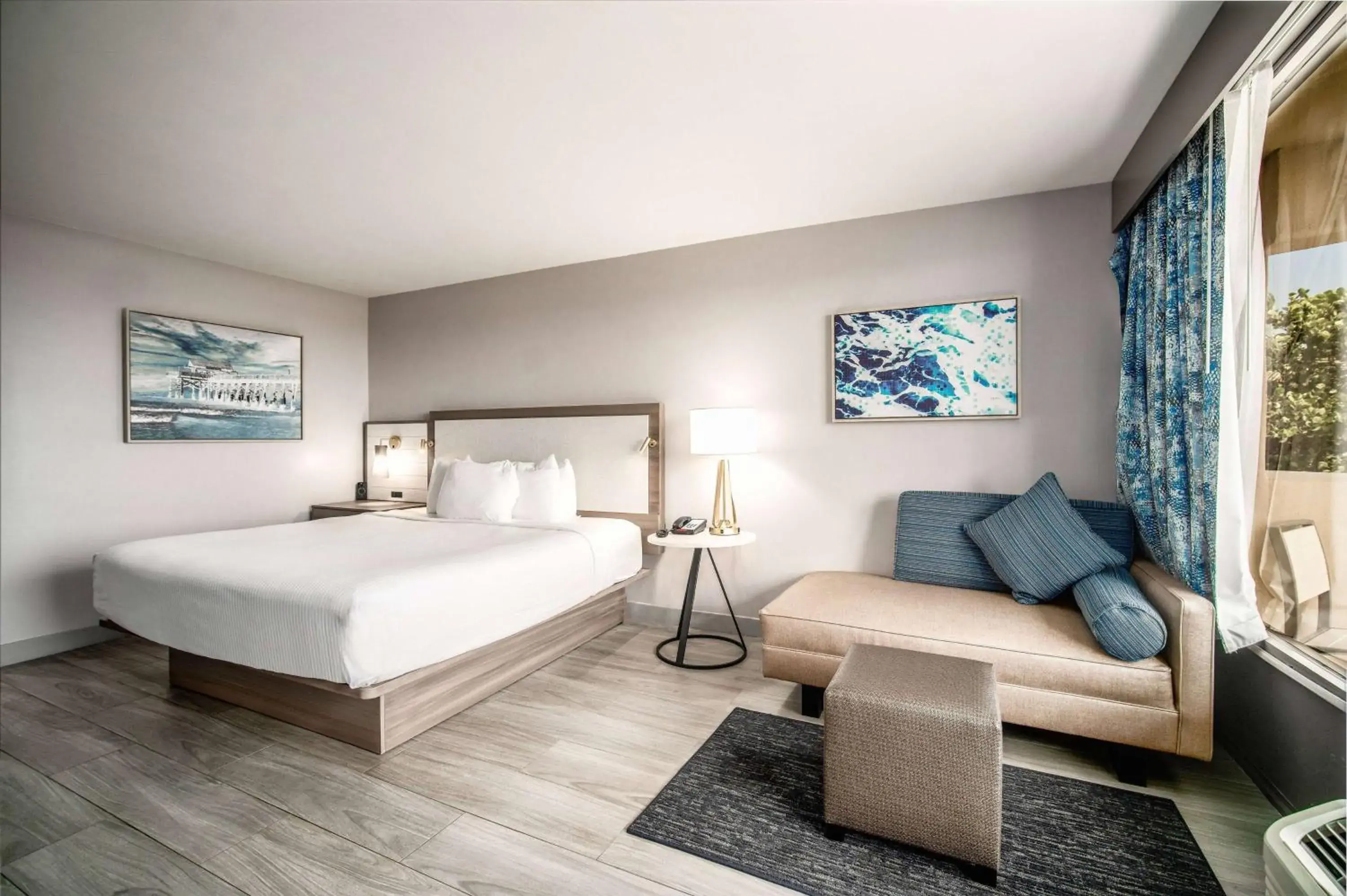 Photo of the whole room, Bed in La Quinta by Wyndham Cocoa Beach Oceanfront Photo of the whole room, Bed in La Quinta by Wyndham Cocoa Beach Oceanfront