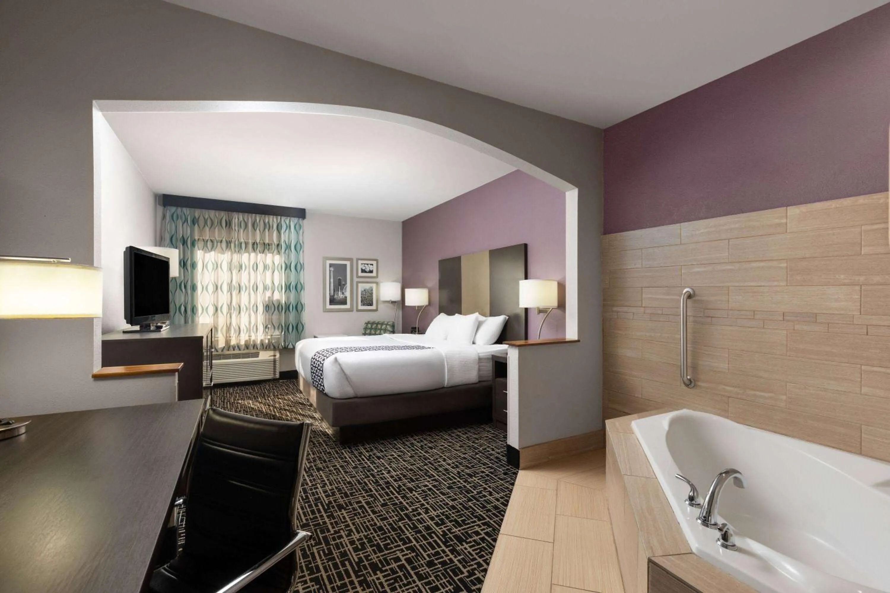 Bath, Bed in La Quinta by Wyndham Snellville - Stone Mountain