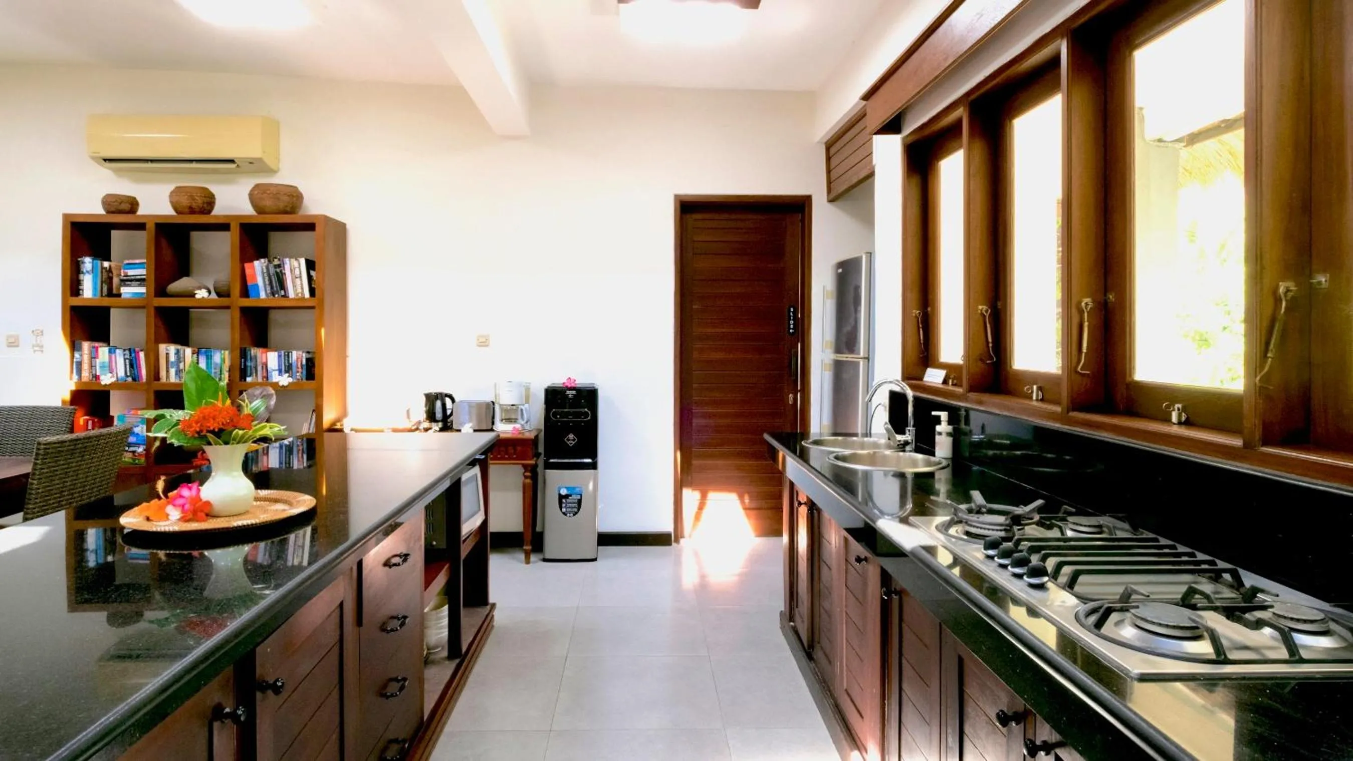 Kitchen or kitchenette in Villa Wilali