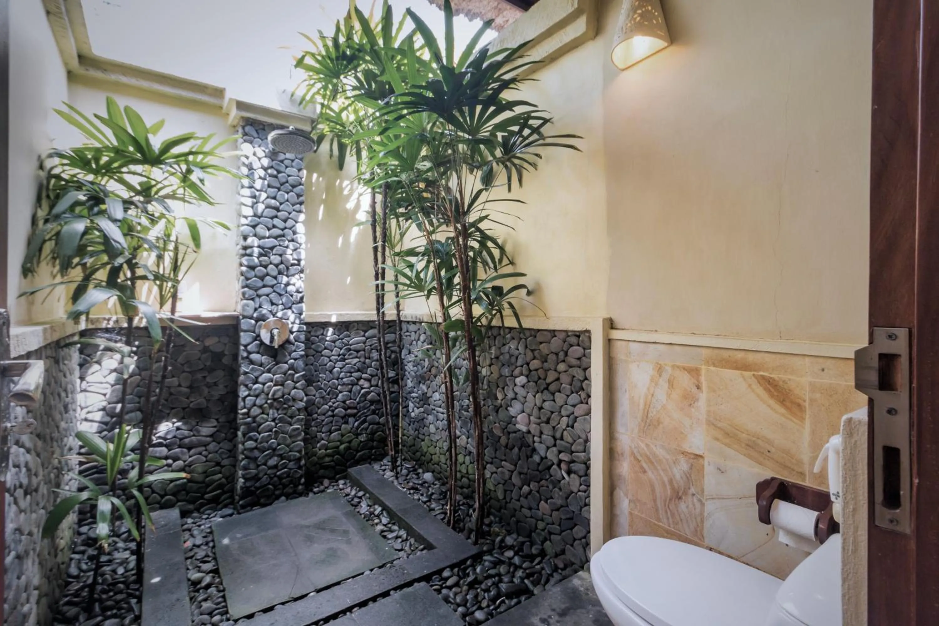 Shower, Bed in Villa Wilali