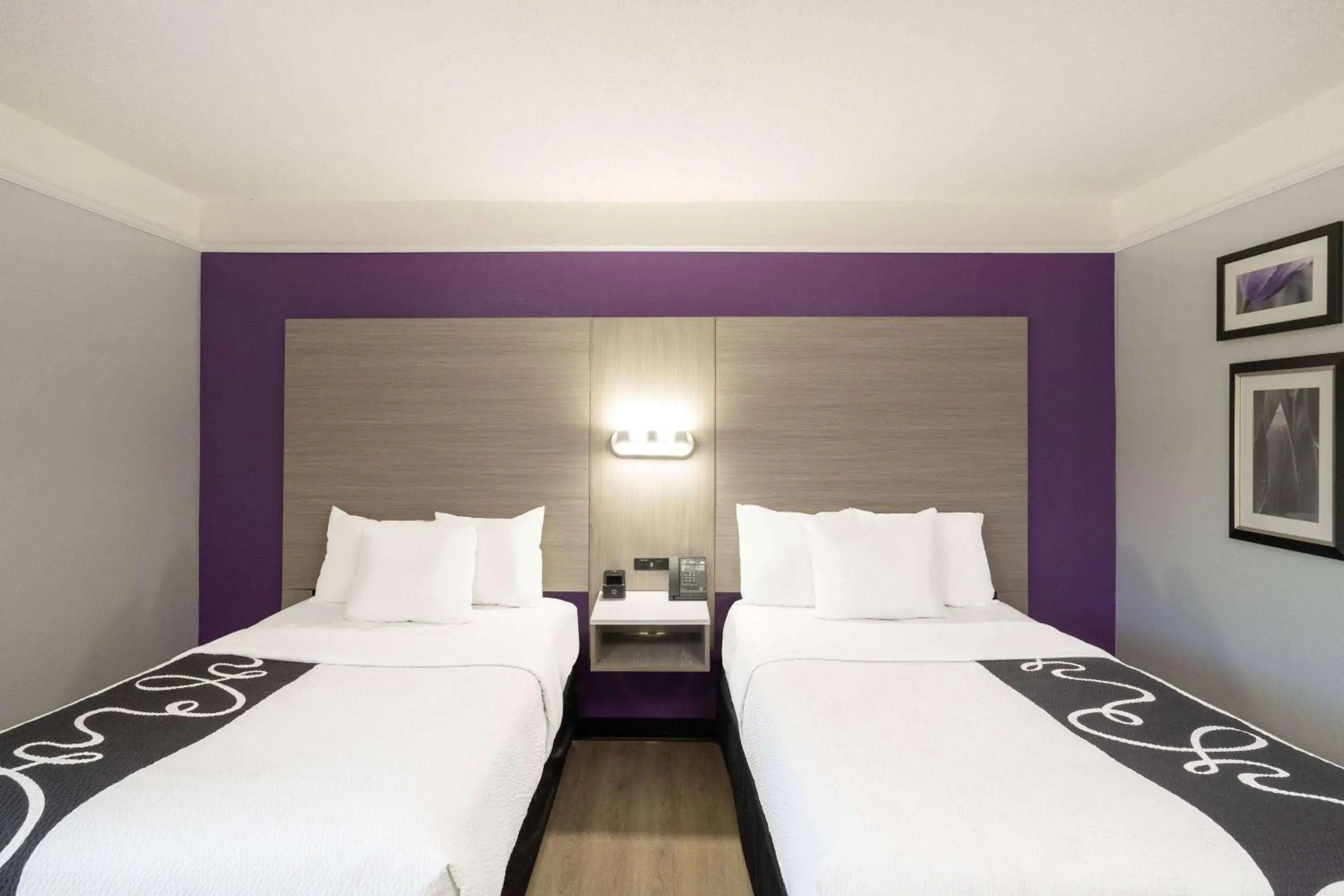 Photo of the whole room, Bed in La Quinta by Wyndham Birmingham Hoover Photo of the whole room, Bed in La Quinta by Wyndham Birmingham Hoover