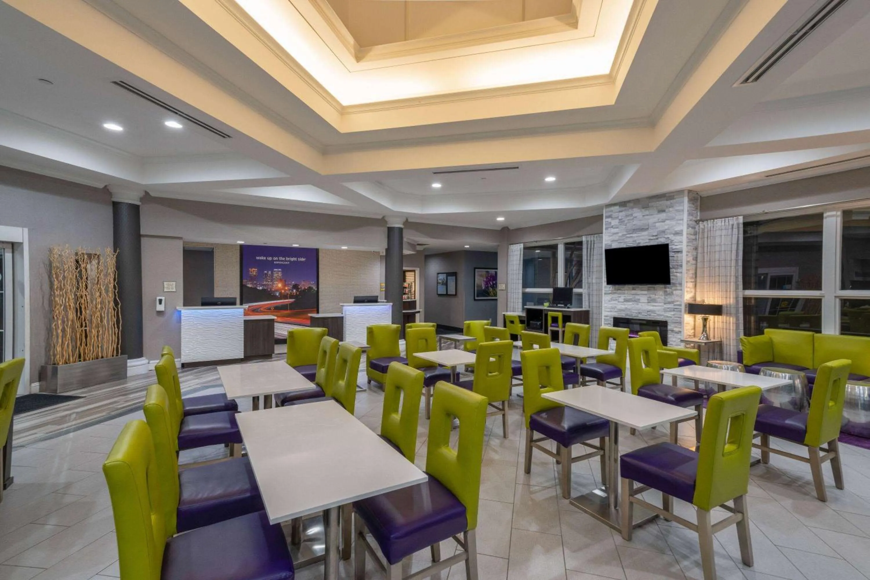 Lobby or reception in La Quinta by Wyndham Birmingham Hoover