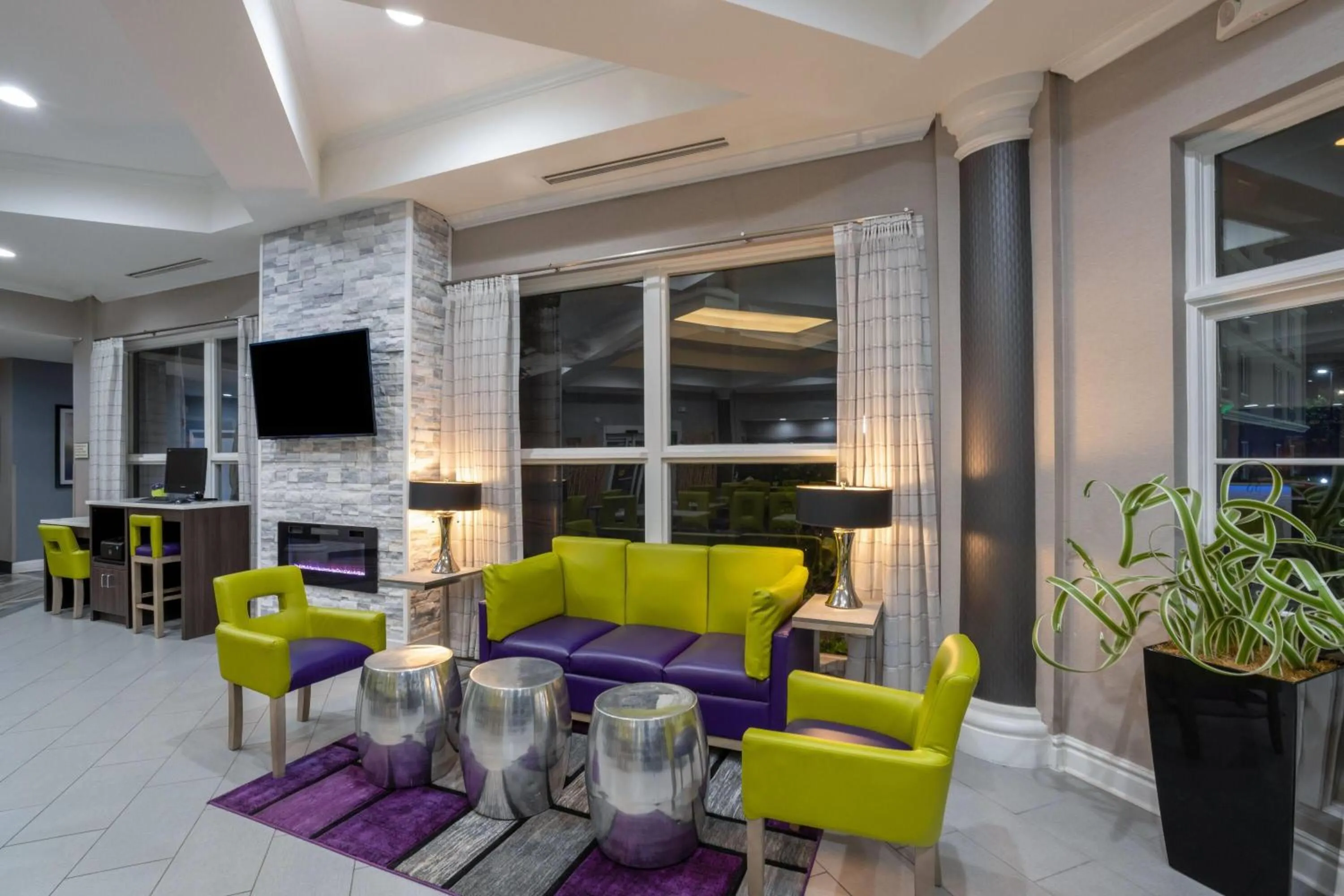 Lobby or reception in La Quinta by Wyndham Birmingham Hoover