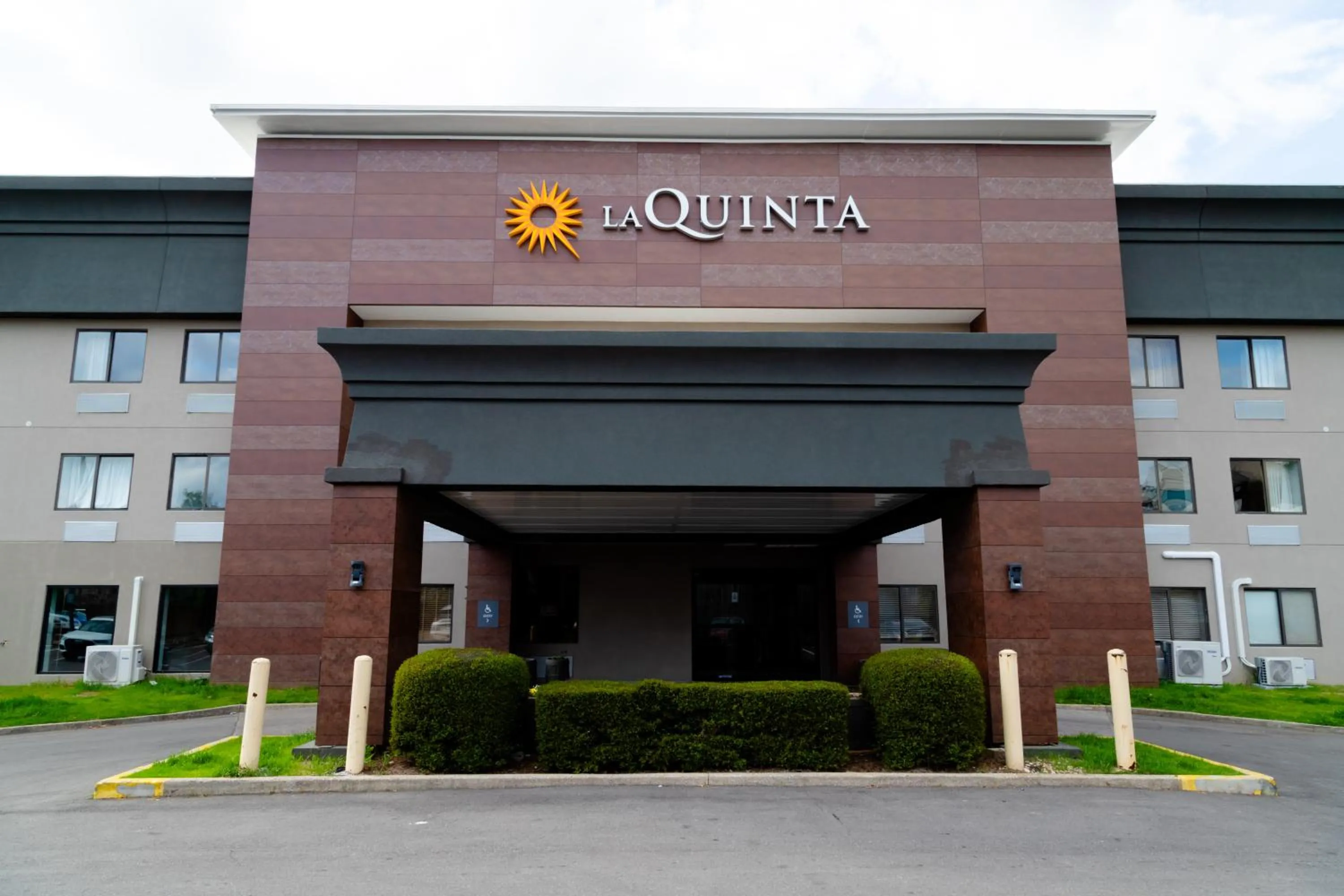 Facade/entrance in La Quinta Inn Birmingham - Inverness