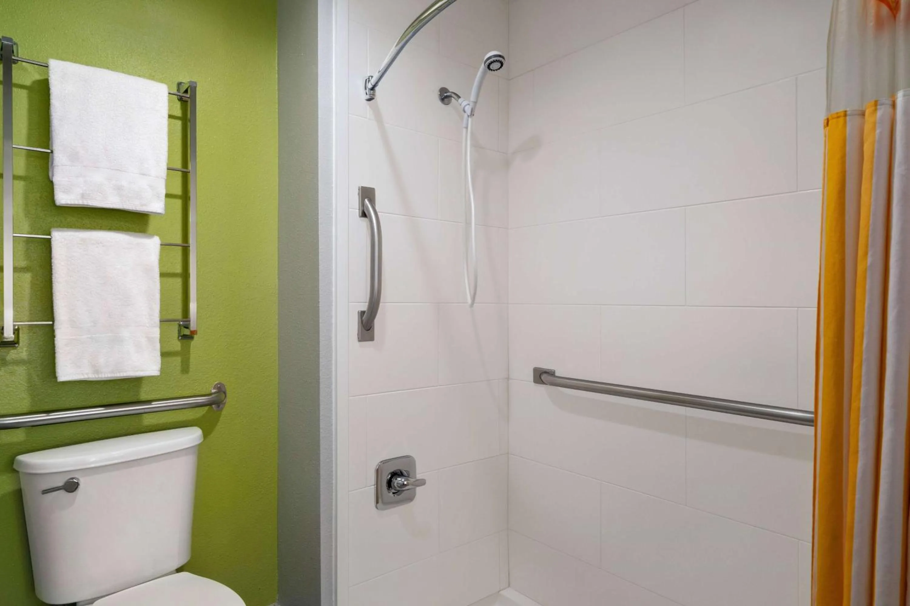 Shower in La Quinta Inn Birmingham - Inverness