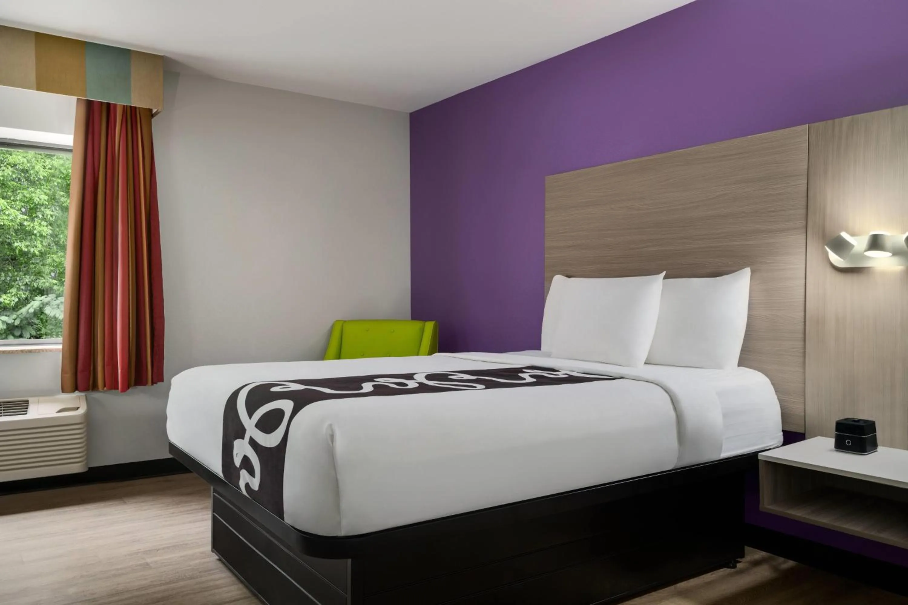 Photo of the whole room, Bed in La Quinta Inn Birmingham - Inverness