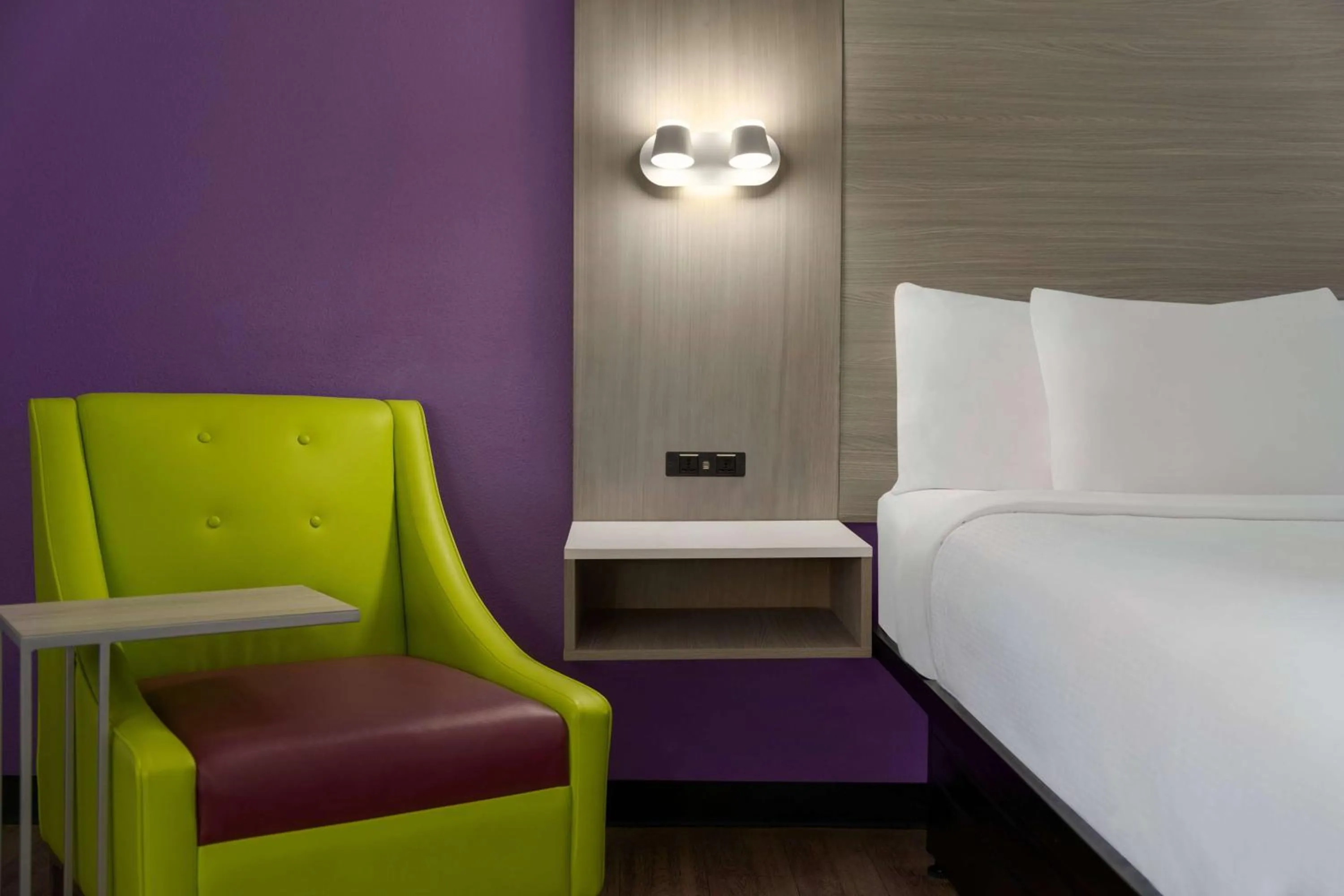 Photo of the whole room, Bed in La Quinta Inn Birmingham - Inverness