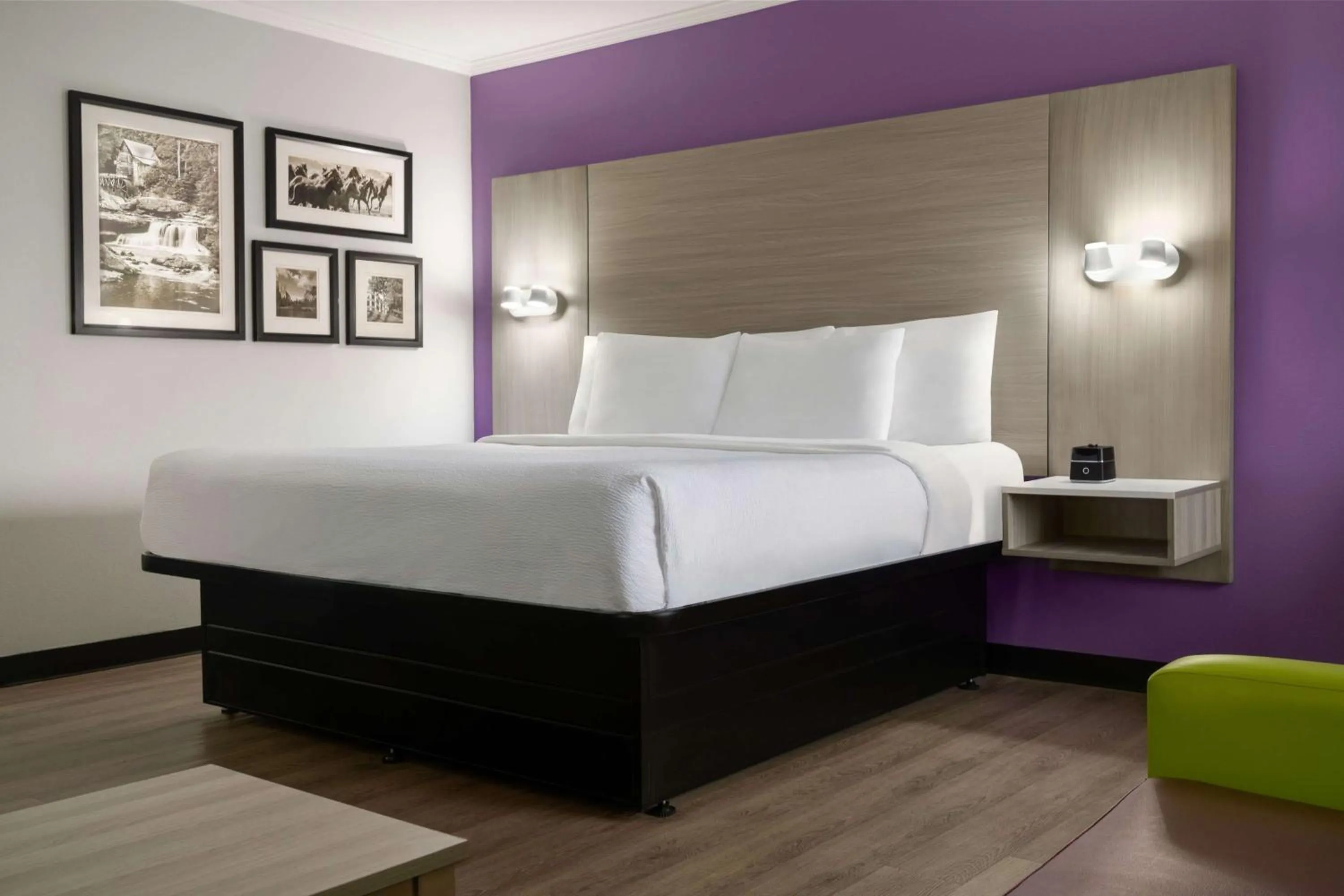 Photo of the whole room, Bed in La Quinta Inn Birmingham - Inverness