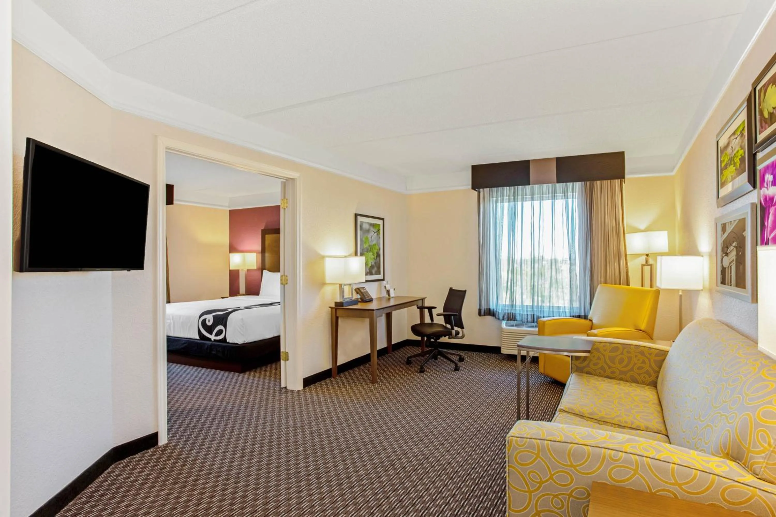 Photo of the whole room, Bed in La Quinta Inn & Suites by Wyndham Panama City