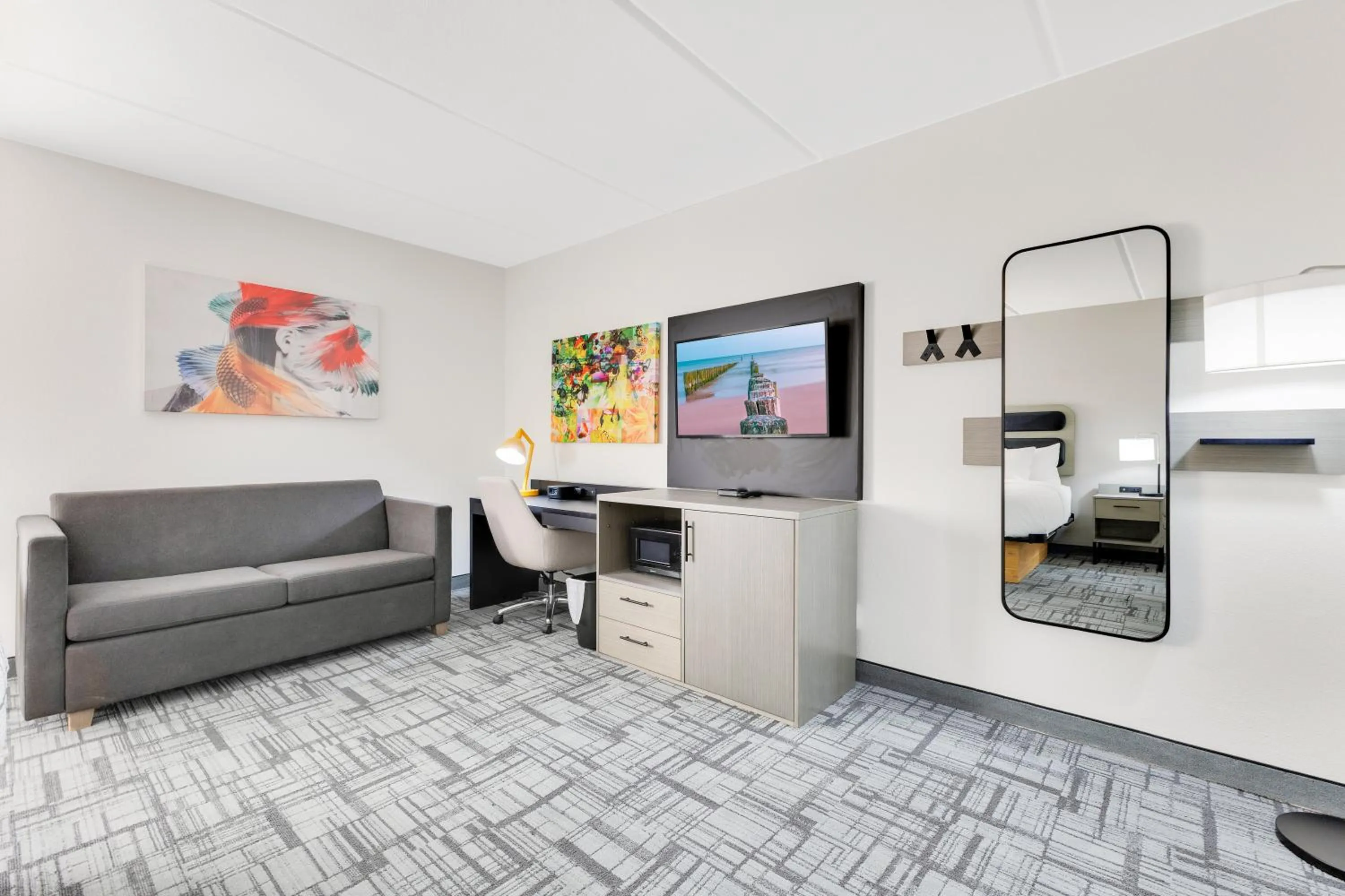 Living room in La Quinta Inn & Suites by Wyndham Jacksonville Mandarin