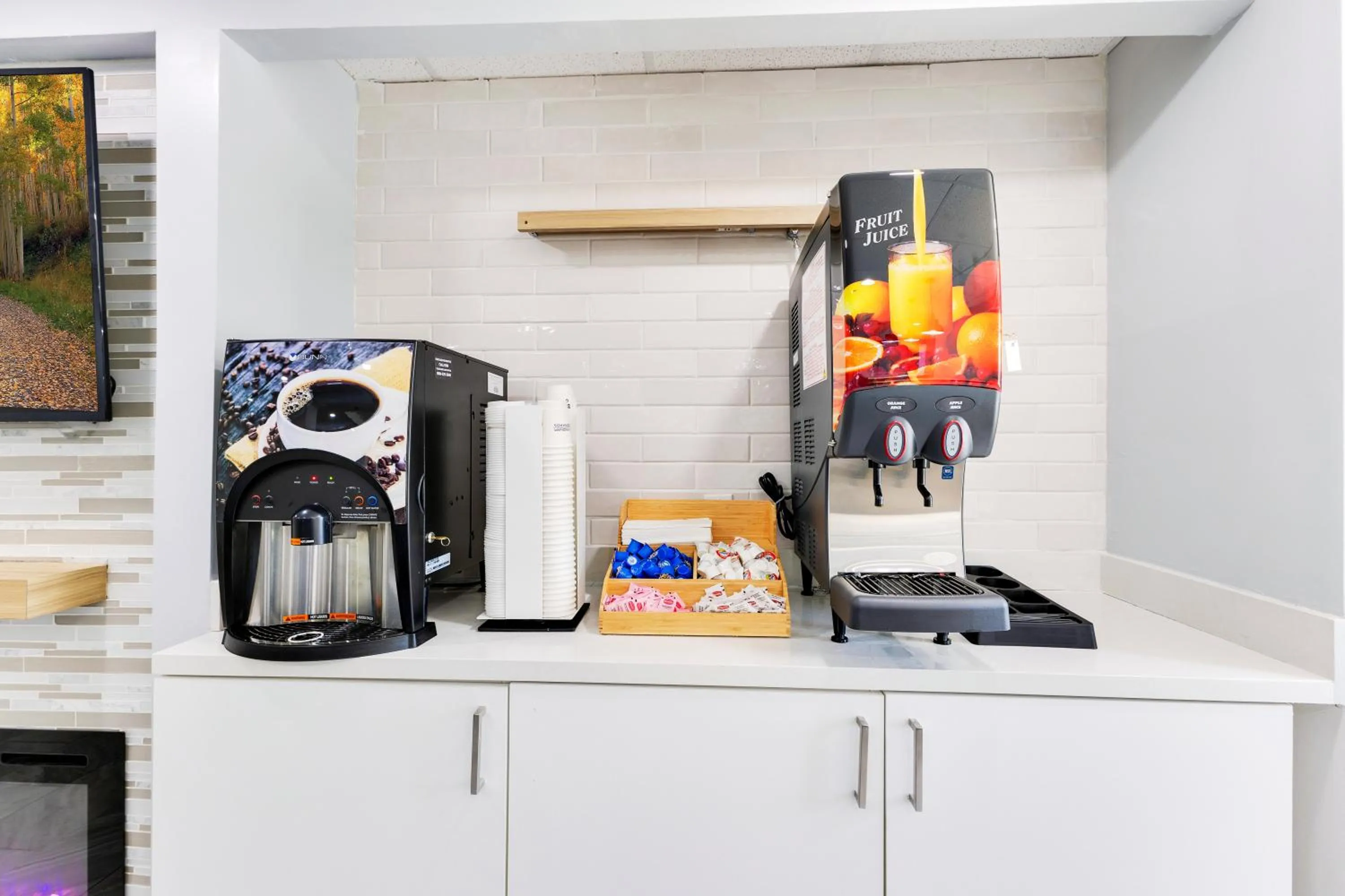 Coffee/tea facilities in La Quinta Inn & Suites by Wyndham Jacksonville Mandarin