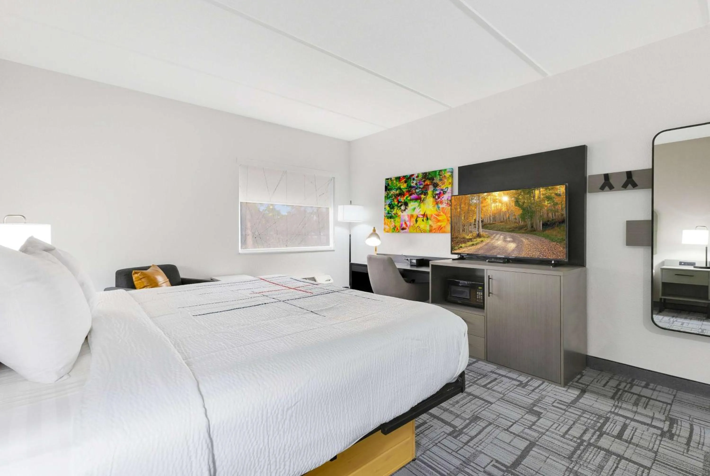 Photo of the whole room, Bed in La Quinta Inn & Suites by Wyndham Jacksonville Mandarin