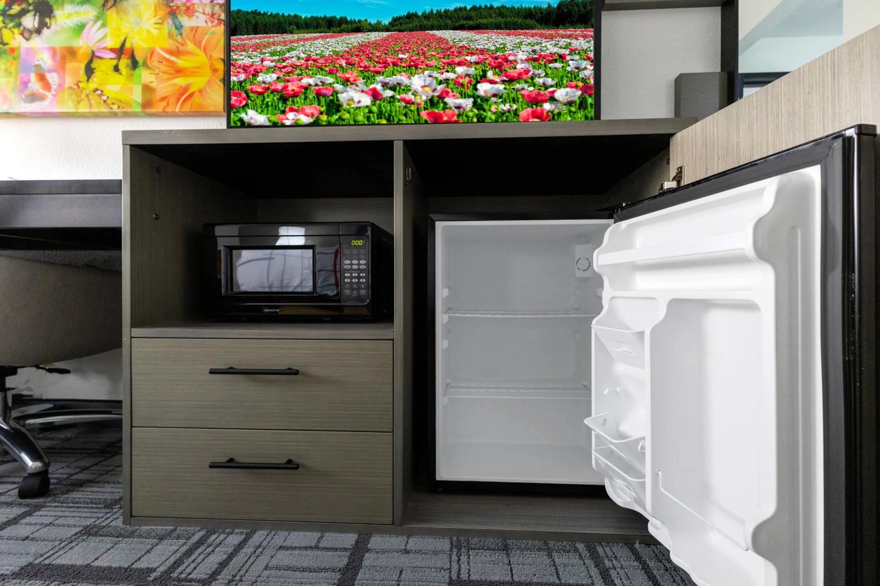 microwave in La Quinta Inn & Suites by Wyndham Jacksonville Mandarin