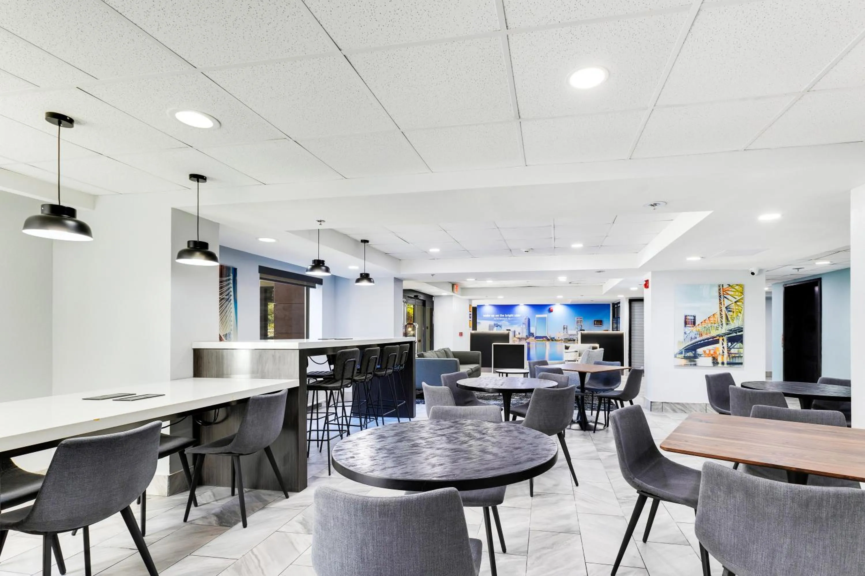 Seating area in La Quinta Inn & Suites by Wyndham Jacksonville Mandarin