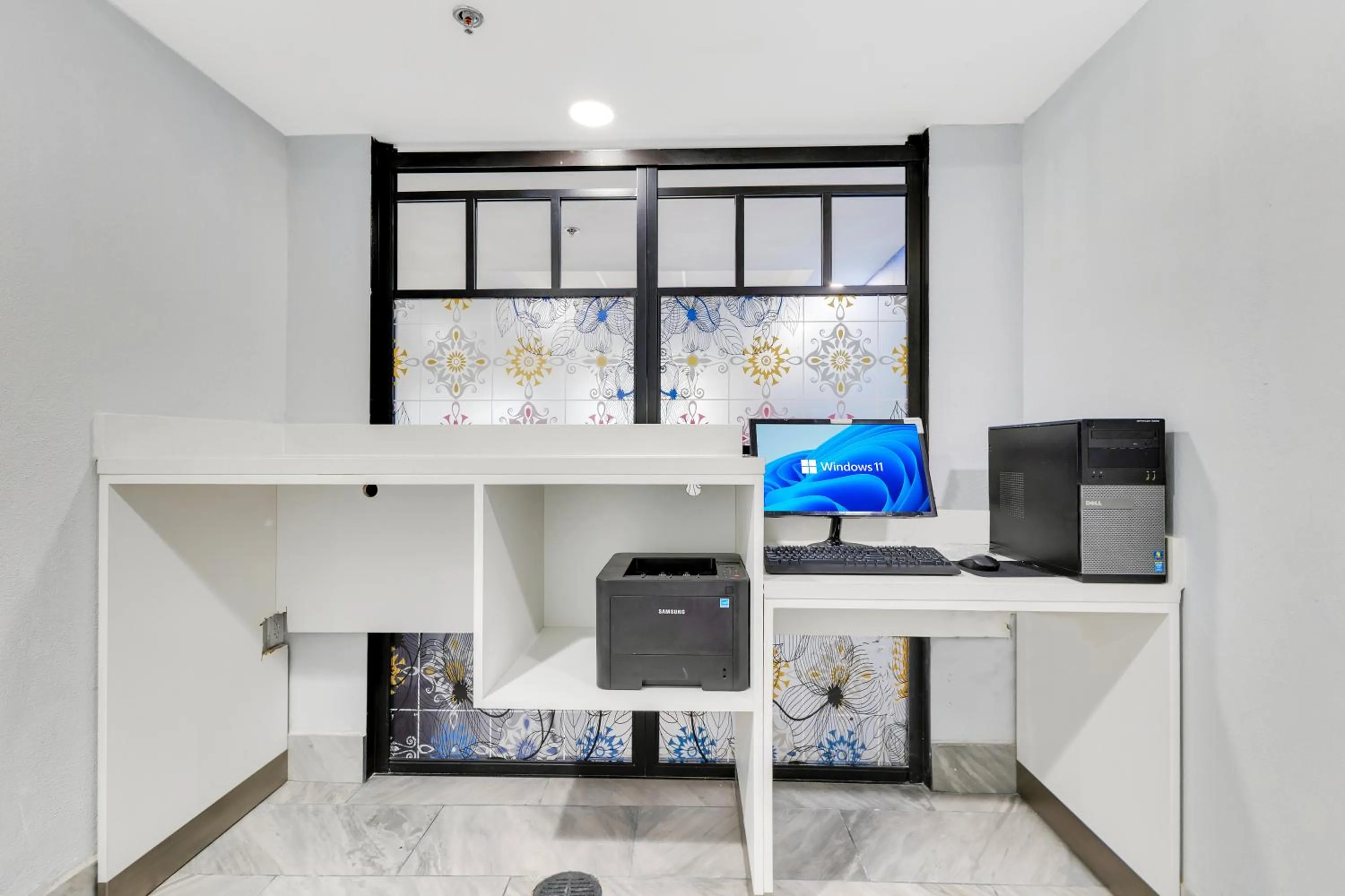 On-site shops in La Quinta Inn & Suites by Wyndham Jacksonville Mandarin