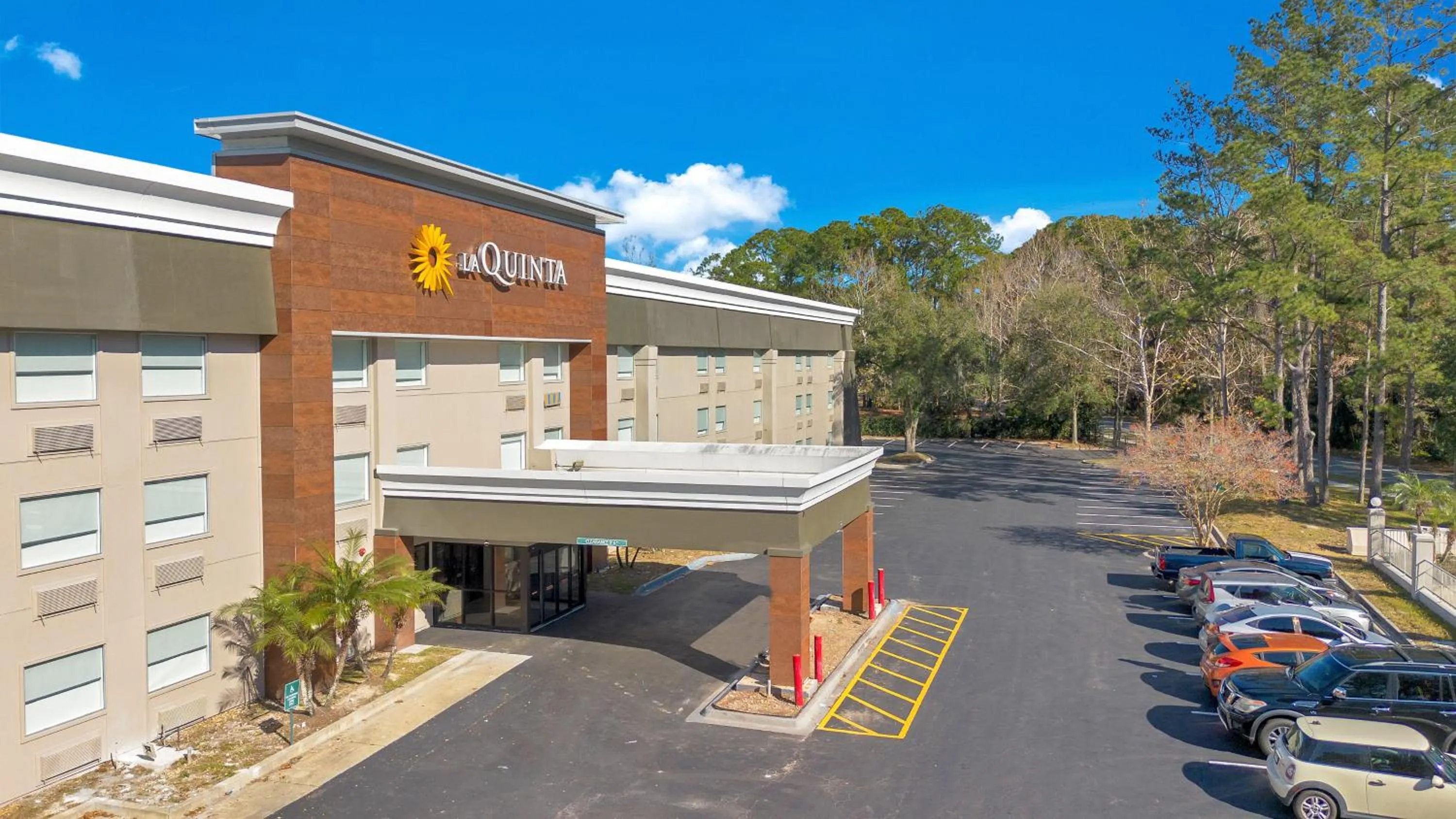 Property building in La Quinta Inn & Suites by Wyndham Jacksonville Mandarin