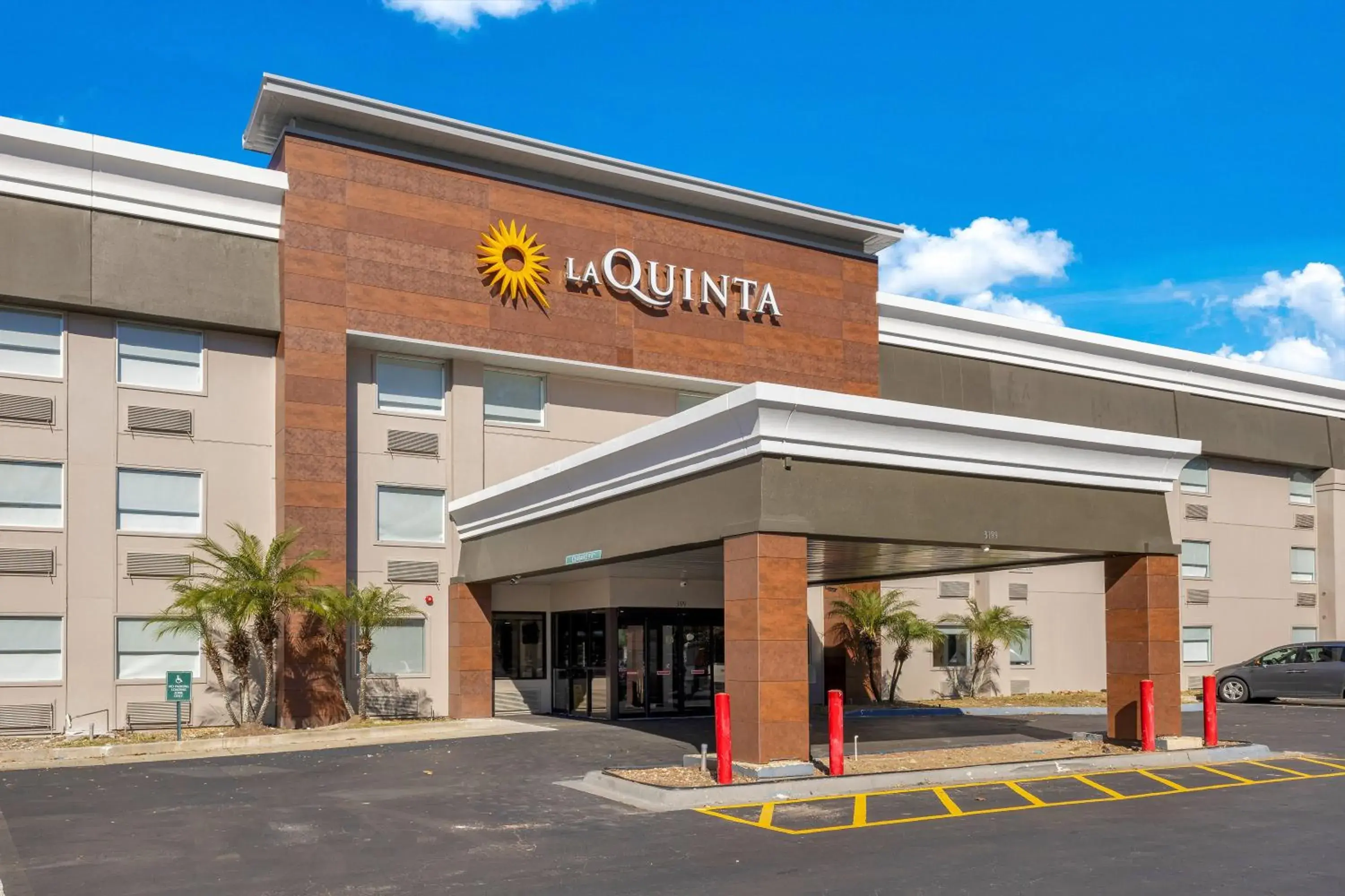 Facade/entrance in La Quinta Inn & Suites by Wyndham Jacksonville Mandarin Facade/entrance in La Quinta Inn & Suites by Wyndham Jacksonville Mandarin