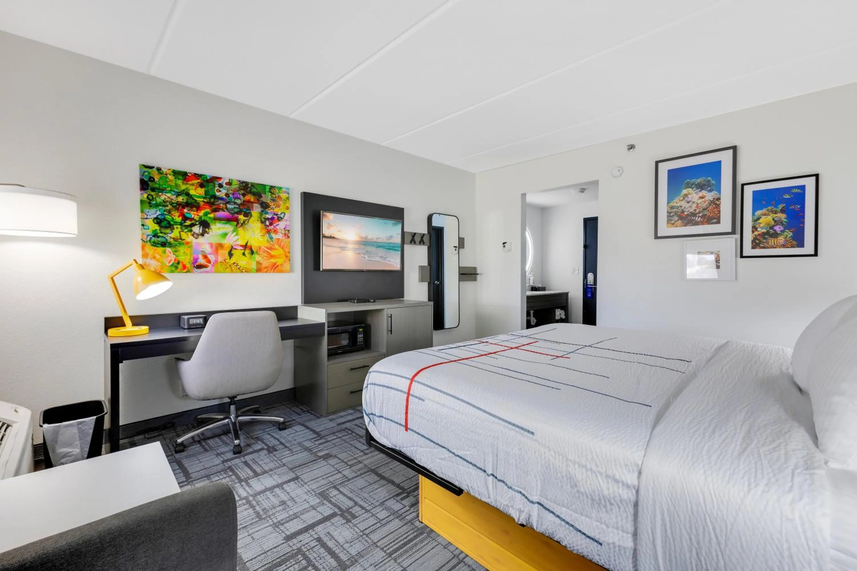 TV and multimedia, Bed in La Quinta Inn & Suites by Wyndham Jacksonville Mandarin