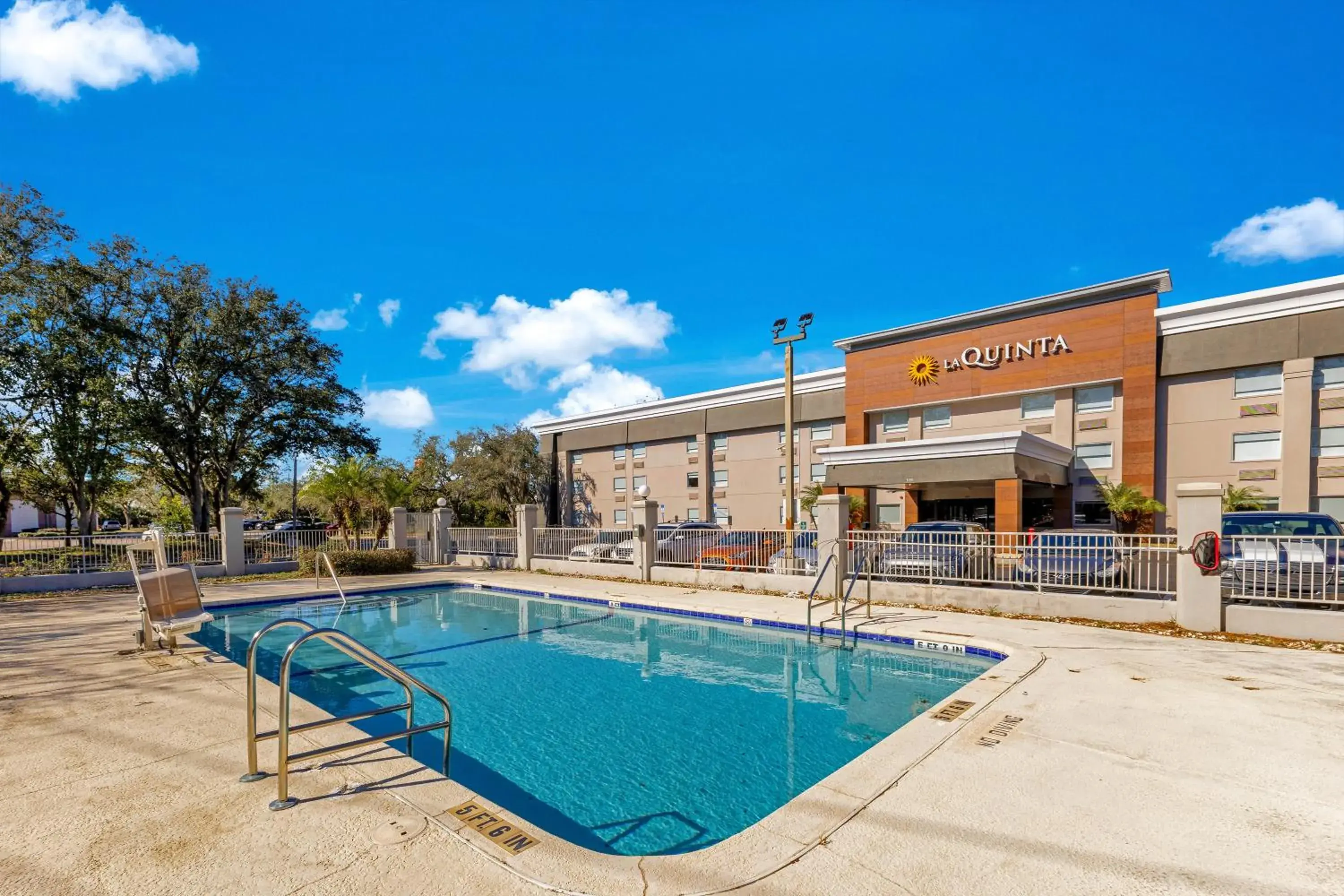 Property building in La Quinta Inn & Suites by Wyndham Jacksonville Mandarin Property building in La Quinta Inn & Suites by Wyndham Jacksonville Mandarin