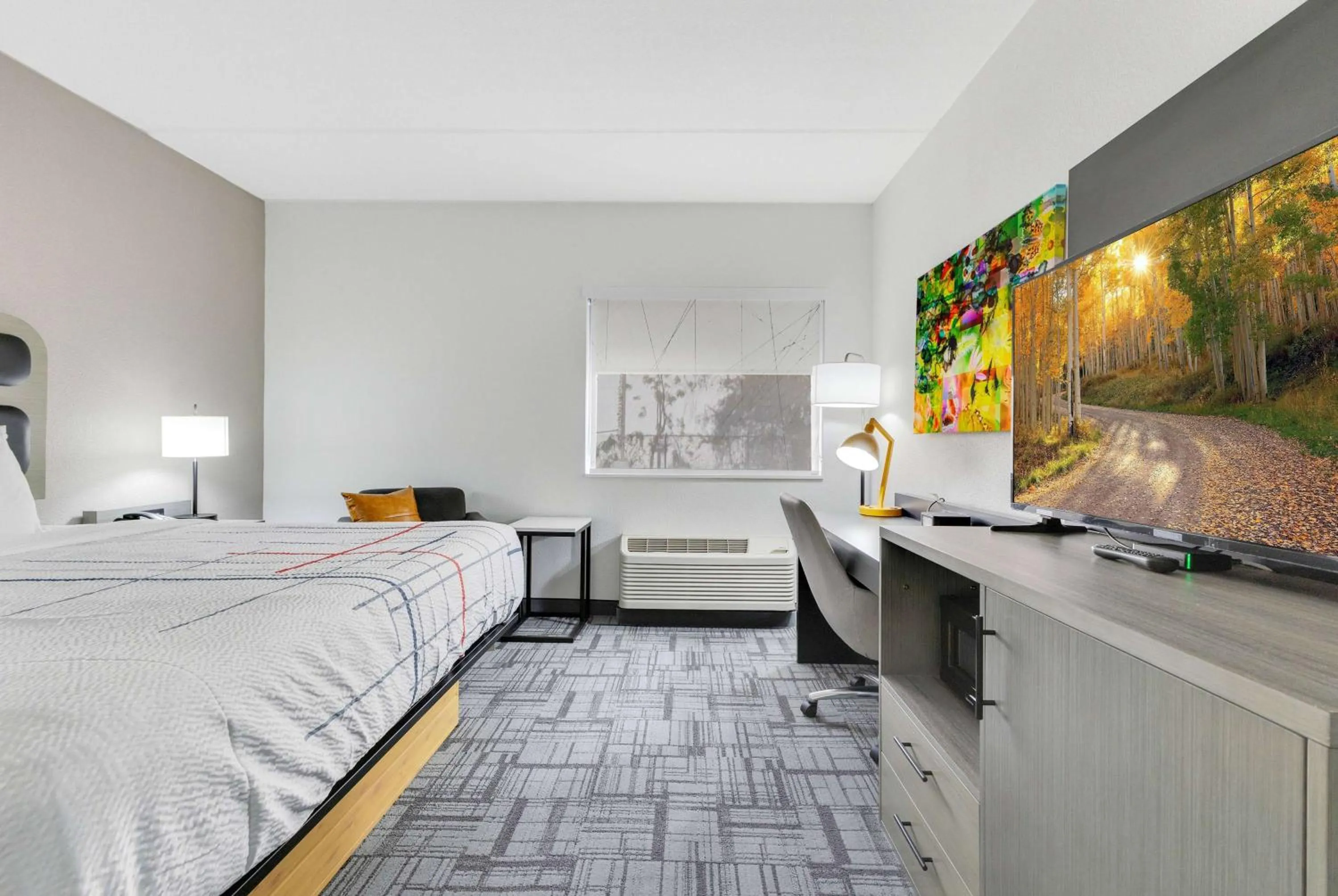 Photo of the whole room, Bed in La Quinta Inn & Suites by Wyndham Jacksonville Mandarin