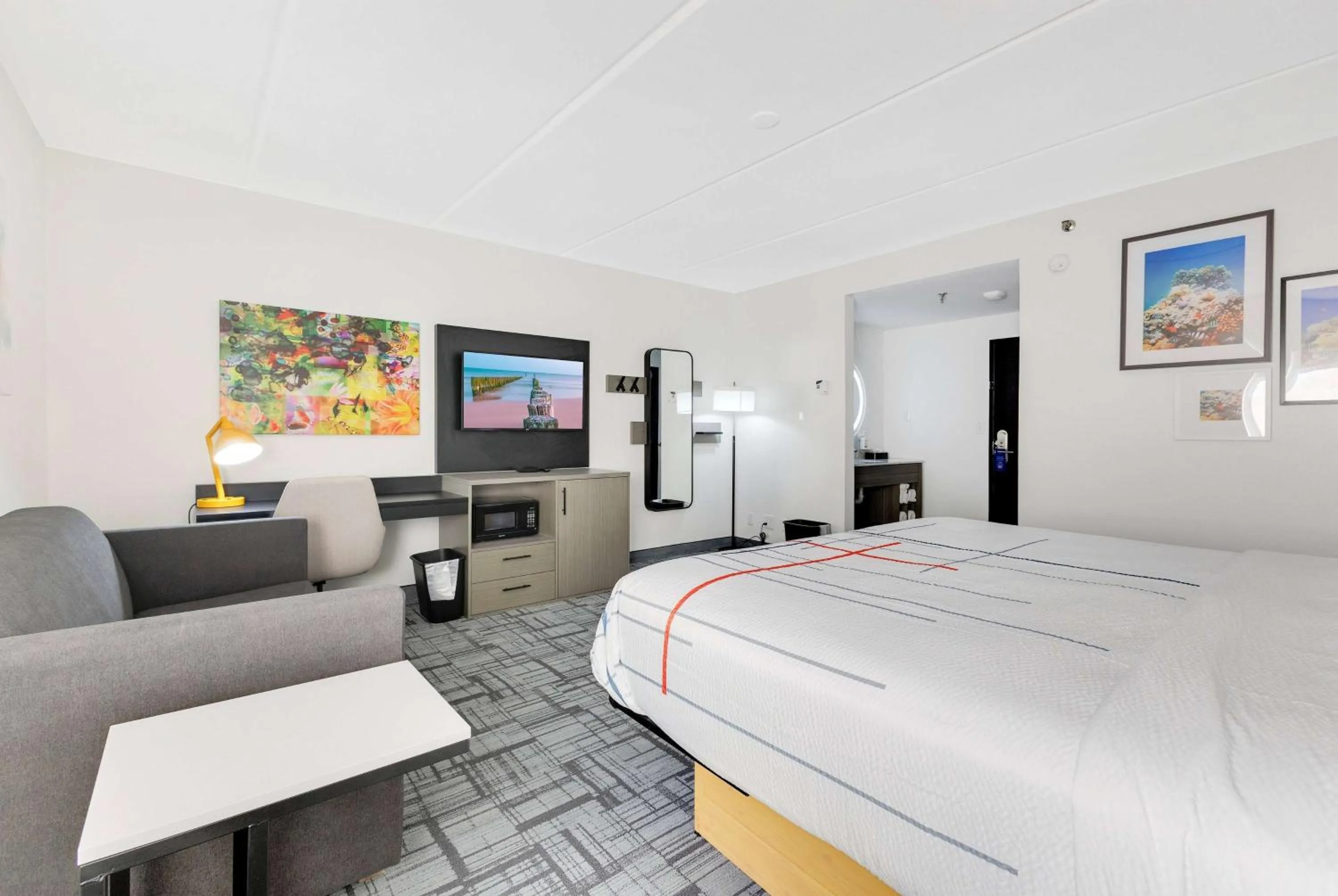 Photo of the whole room, Bed in La Quinta Inn & Suites by Wyndham Jacksonville Mandarin