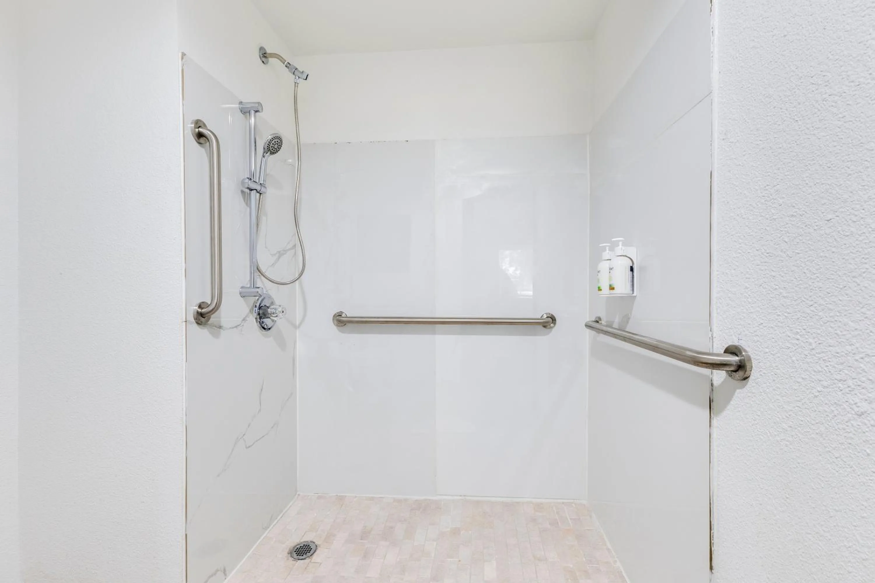 Shower in La Quinta Inn & Suites by Wyndham Jacksonville Mandarin